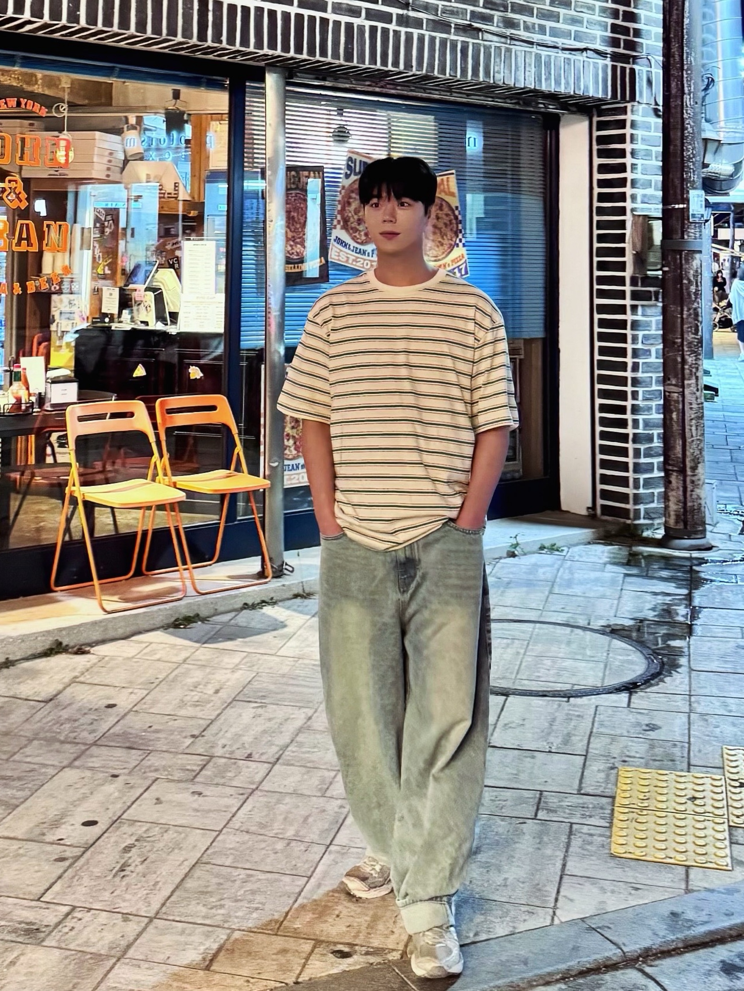 Knitted Stripe Leathrer Heart T-Shirt Cream 착용 스타일