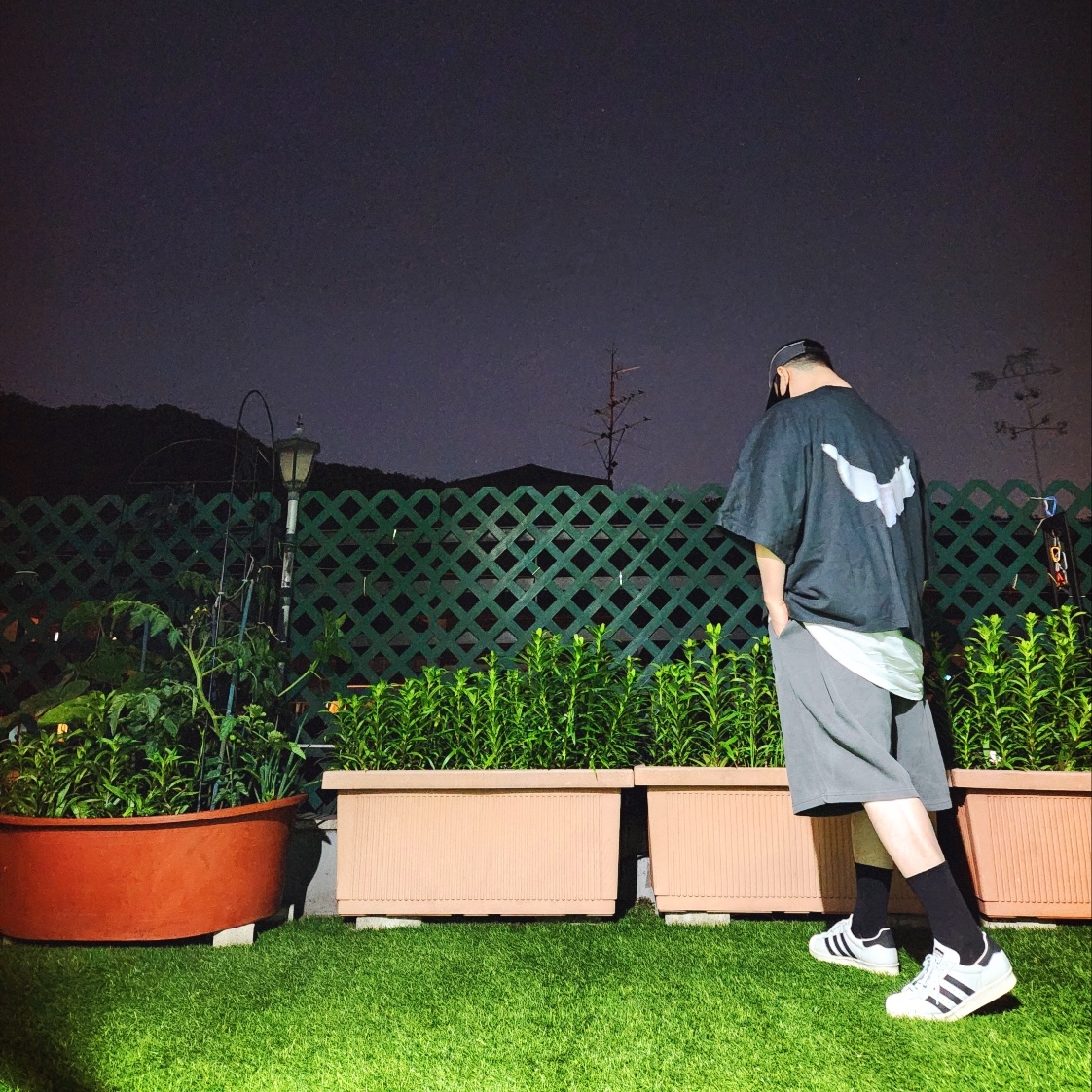 Yeezy Gap Engineered By Balenciaga Dove No Seam T-Shirt Black, Adidas Superstar Recon White Black 착용 스타일 - 2