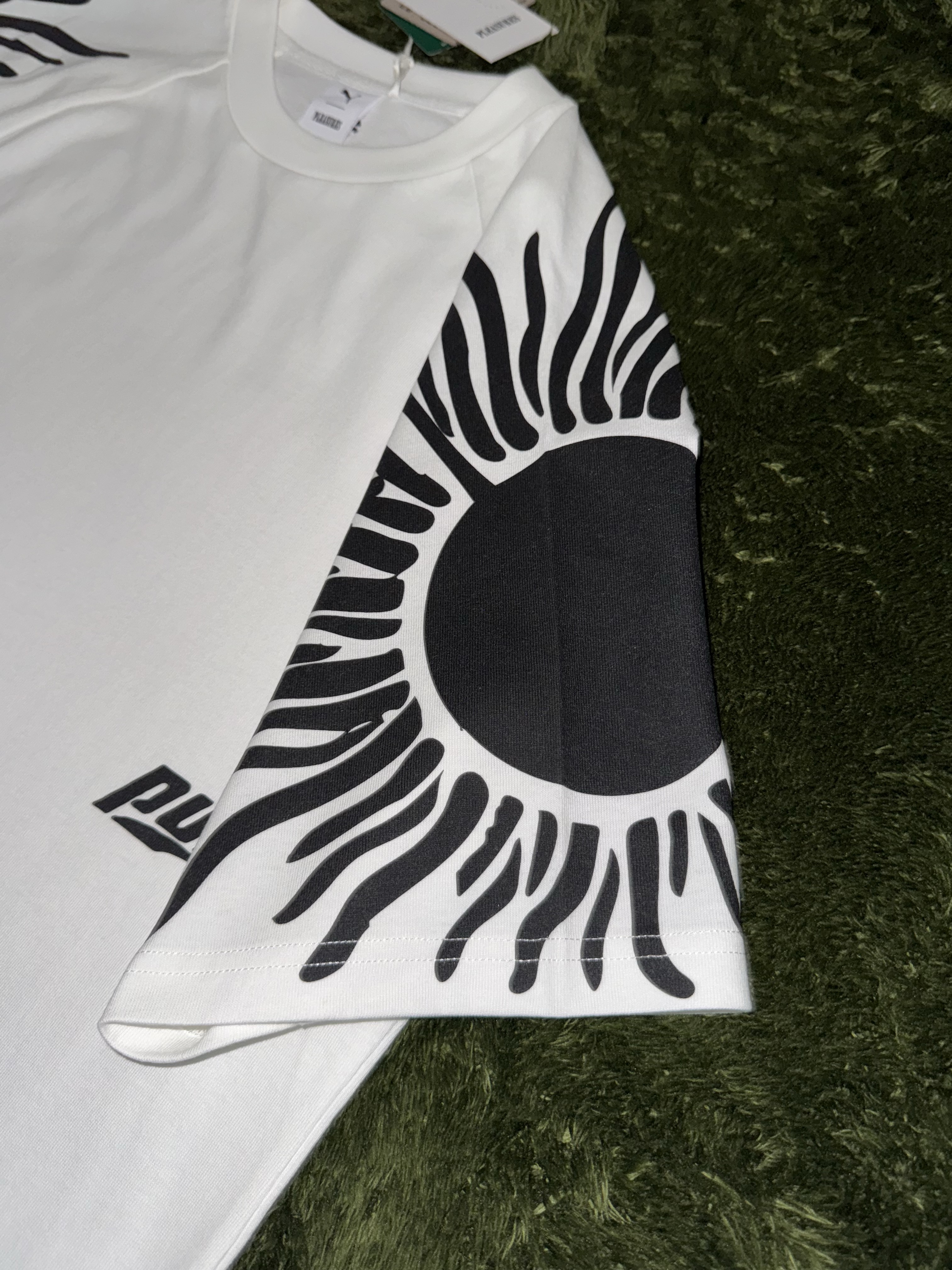 Puma x Pleasures Sun Graphic T-shirt White 착용 스타일 - 3
