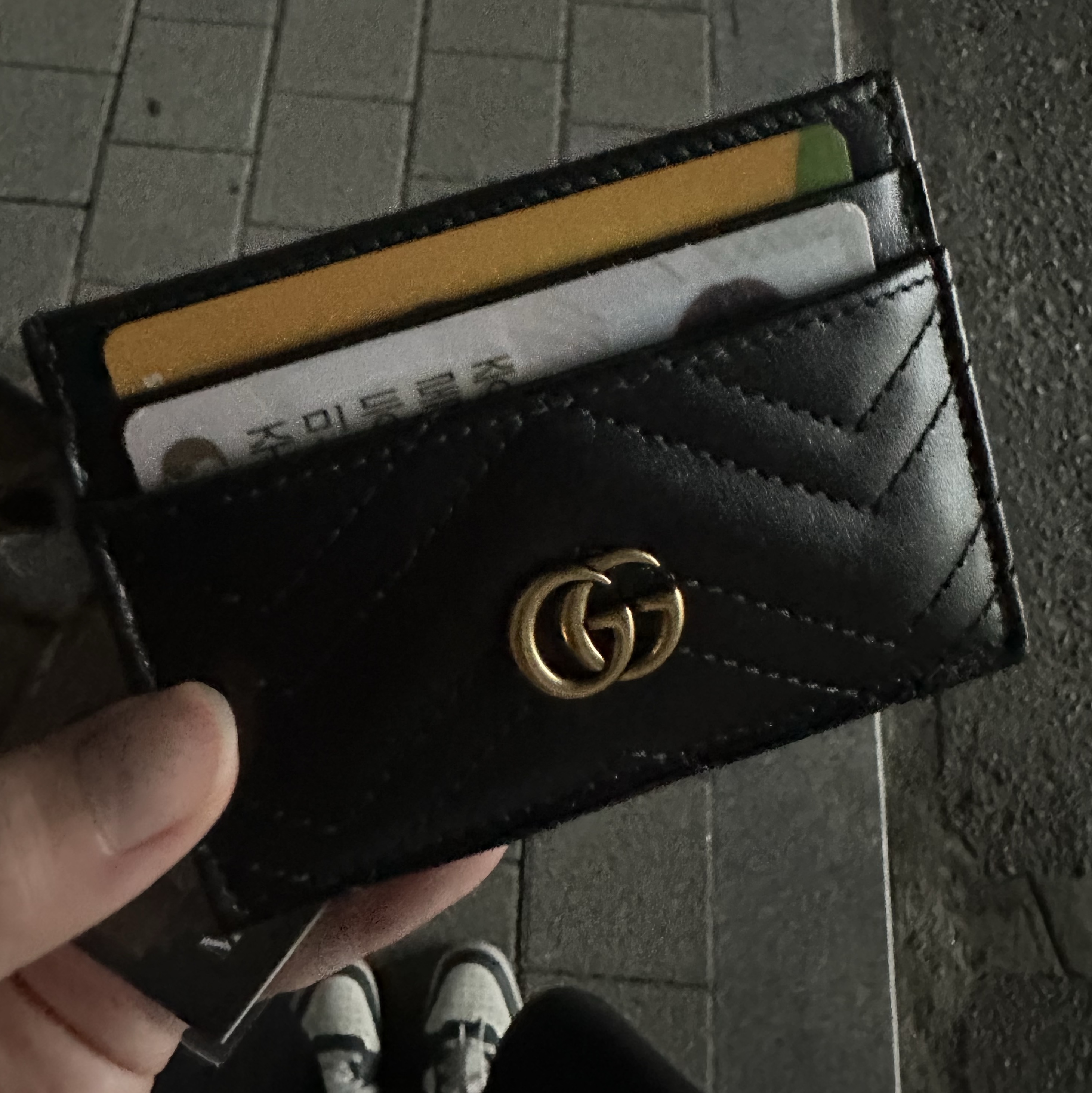 Gucci GG Marmont Card Case Black 착용 스타일