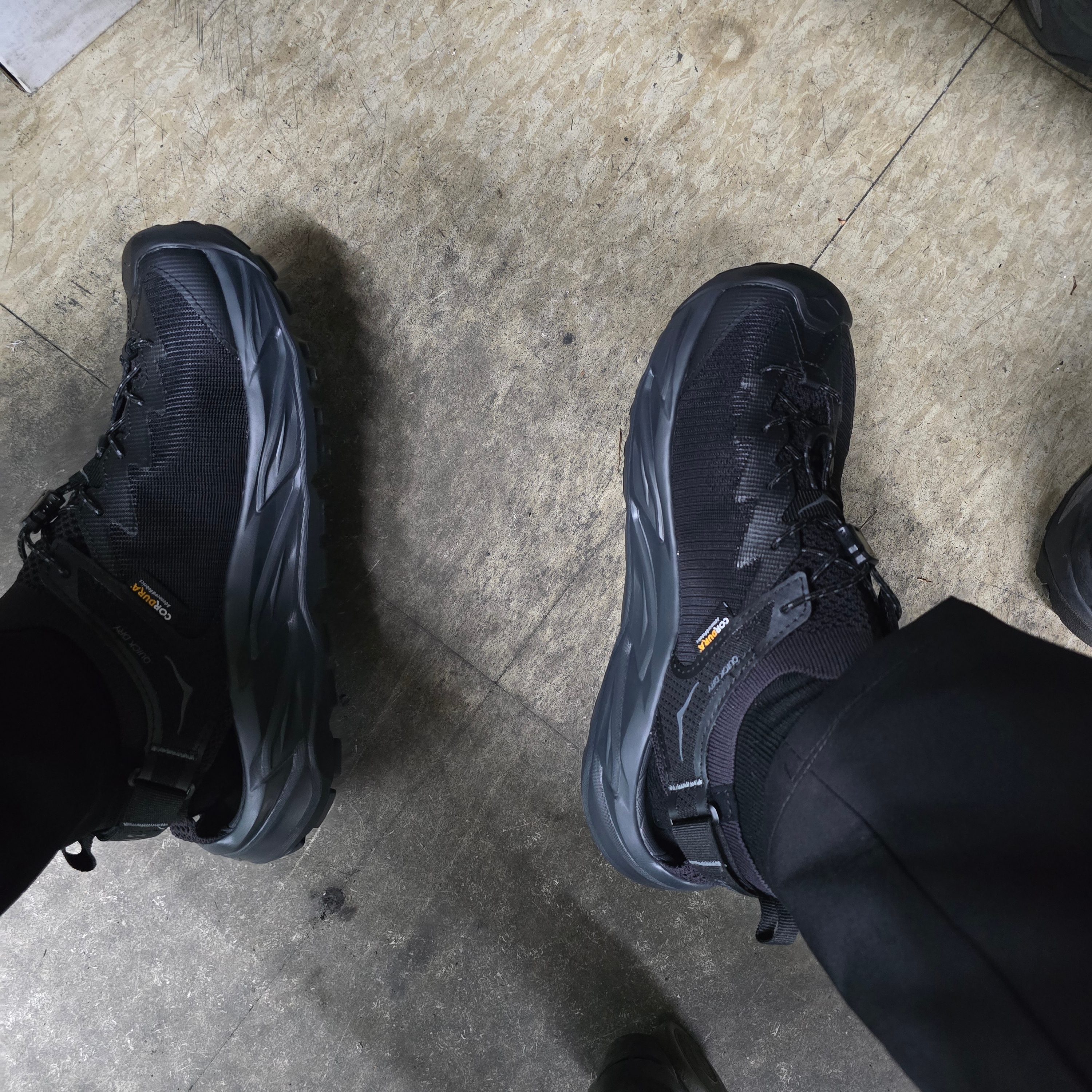 Hoka Hopara 2 Black 착용 스타일 - 2