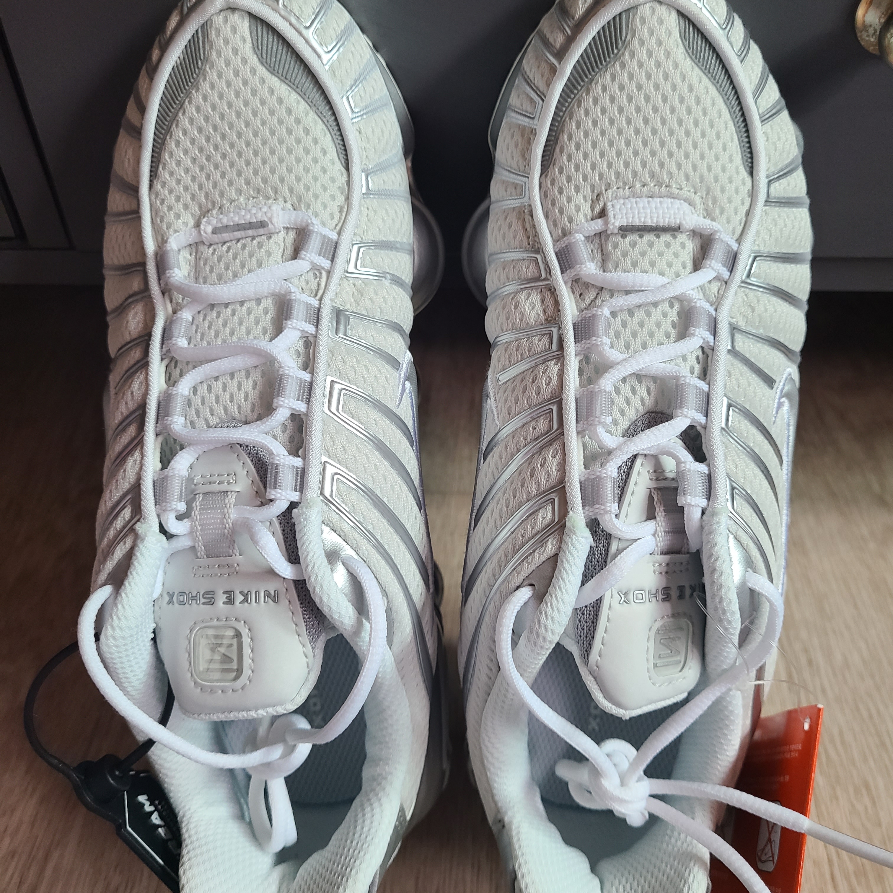 (W) Nike Shox TL Metallic Silver 착용 스타일