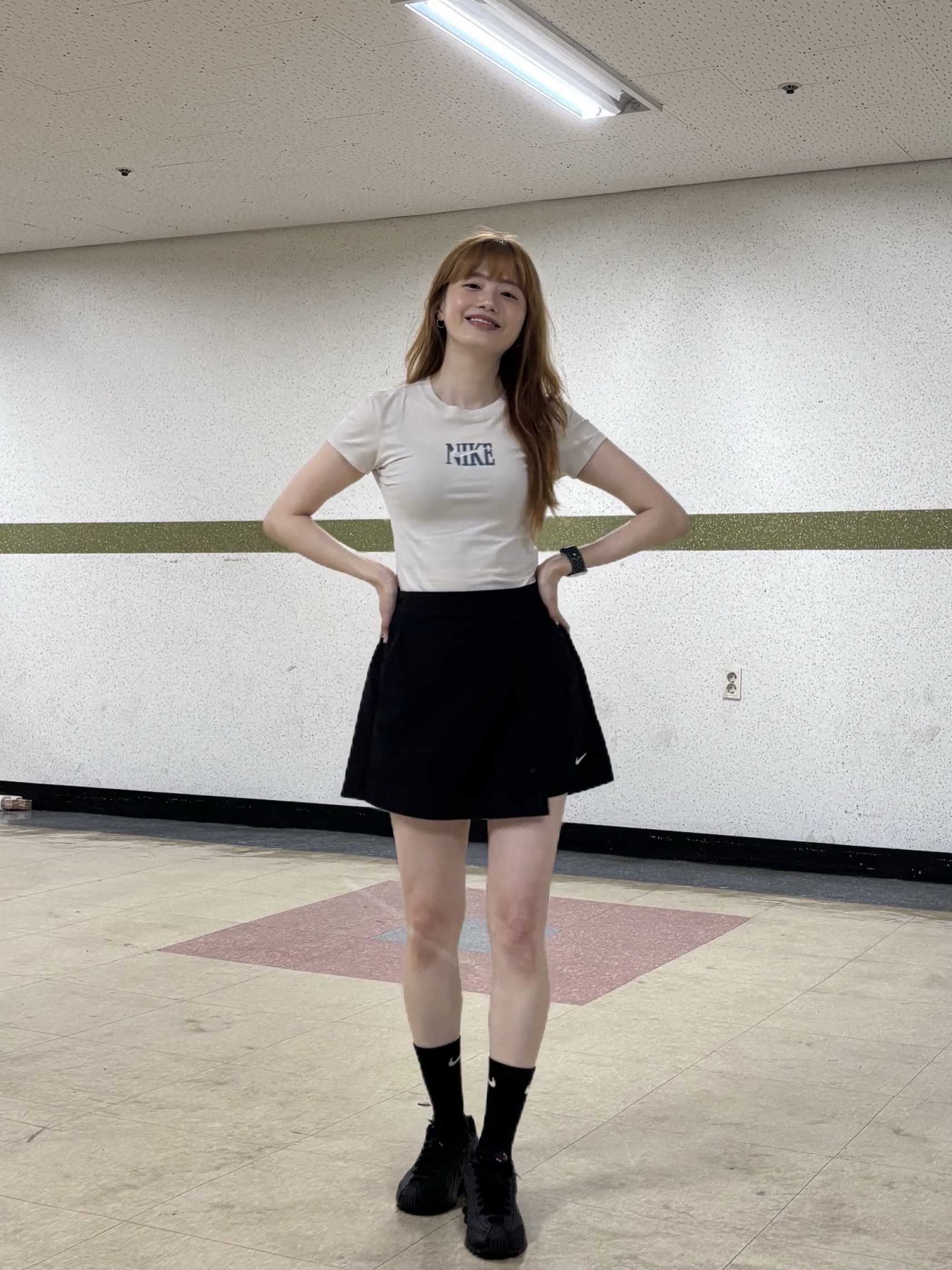(W) Nike Shox R4 Black, (W) Nike NSW Essential Woven Skort Black White - Asia 착용 스타일 - 1