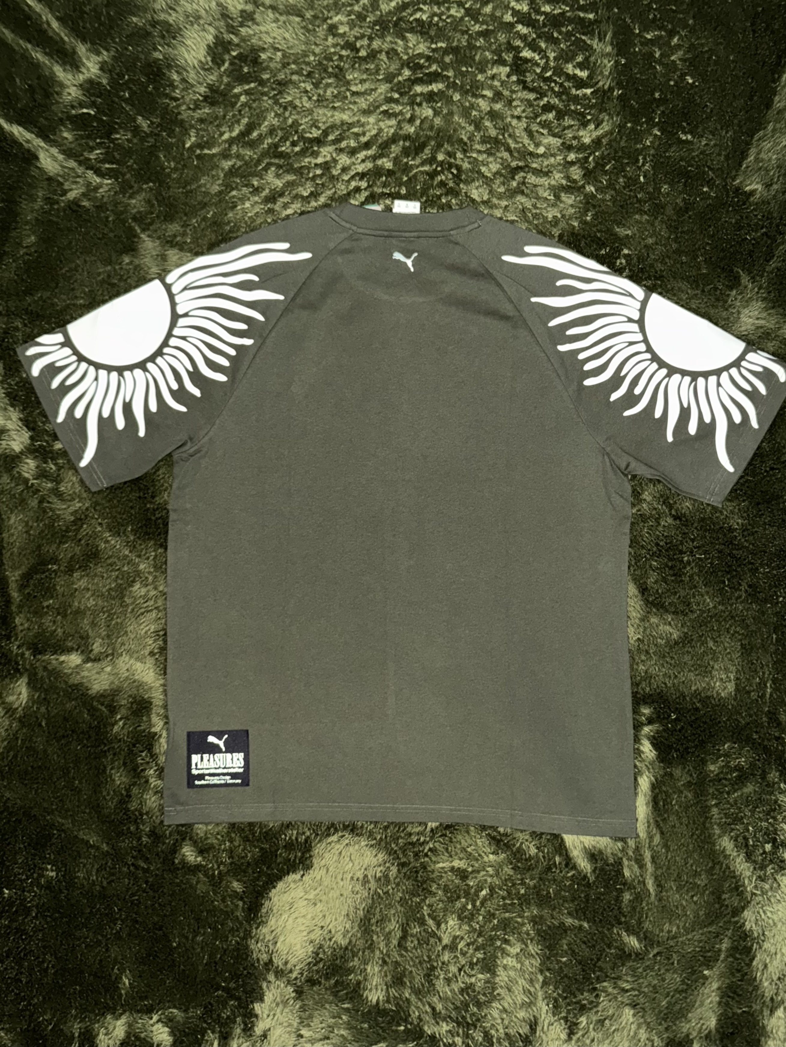 Puma x Pleasures Sun Graphic T-shirt Green 착용 스타일 - 7