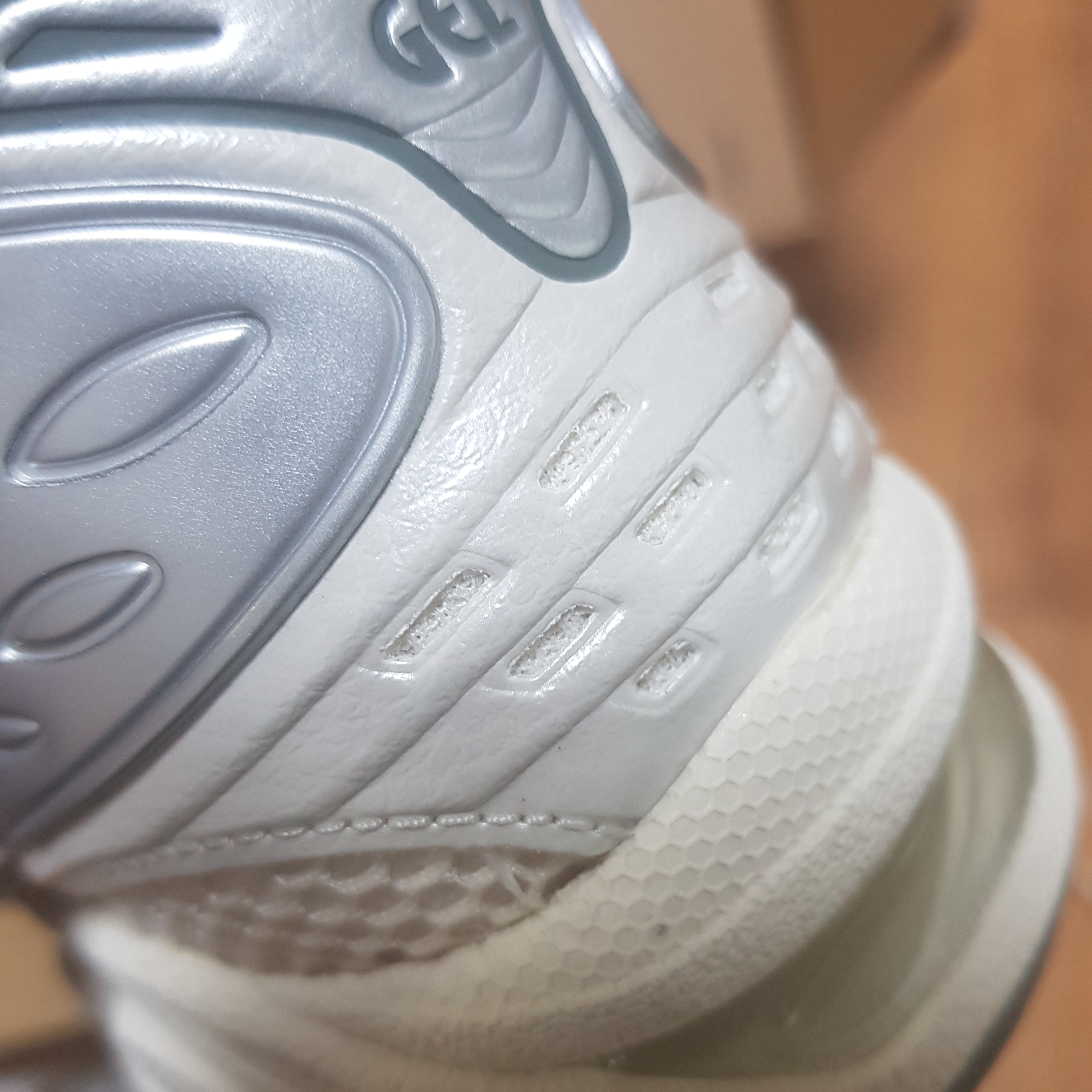 Asics Gel-Kayano 14 Birch Dark Pewter 착용 스타일 - 3