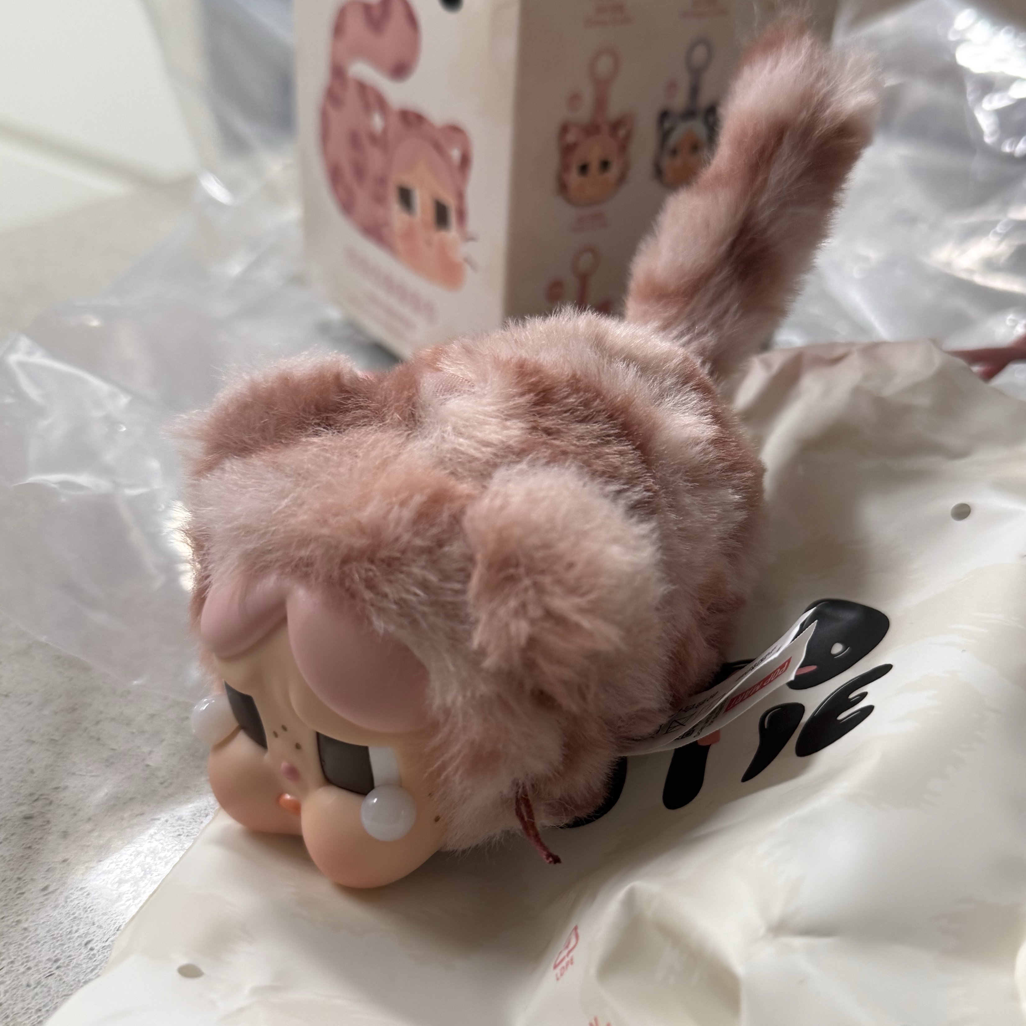 Pop Mart Crybaby Wild But Cutie Series Vinyl Plush Pendant (1 Blind Box) 착용 스타일