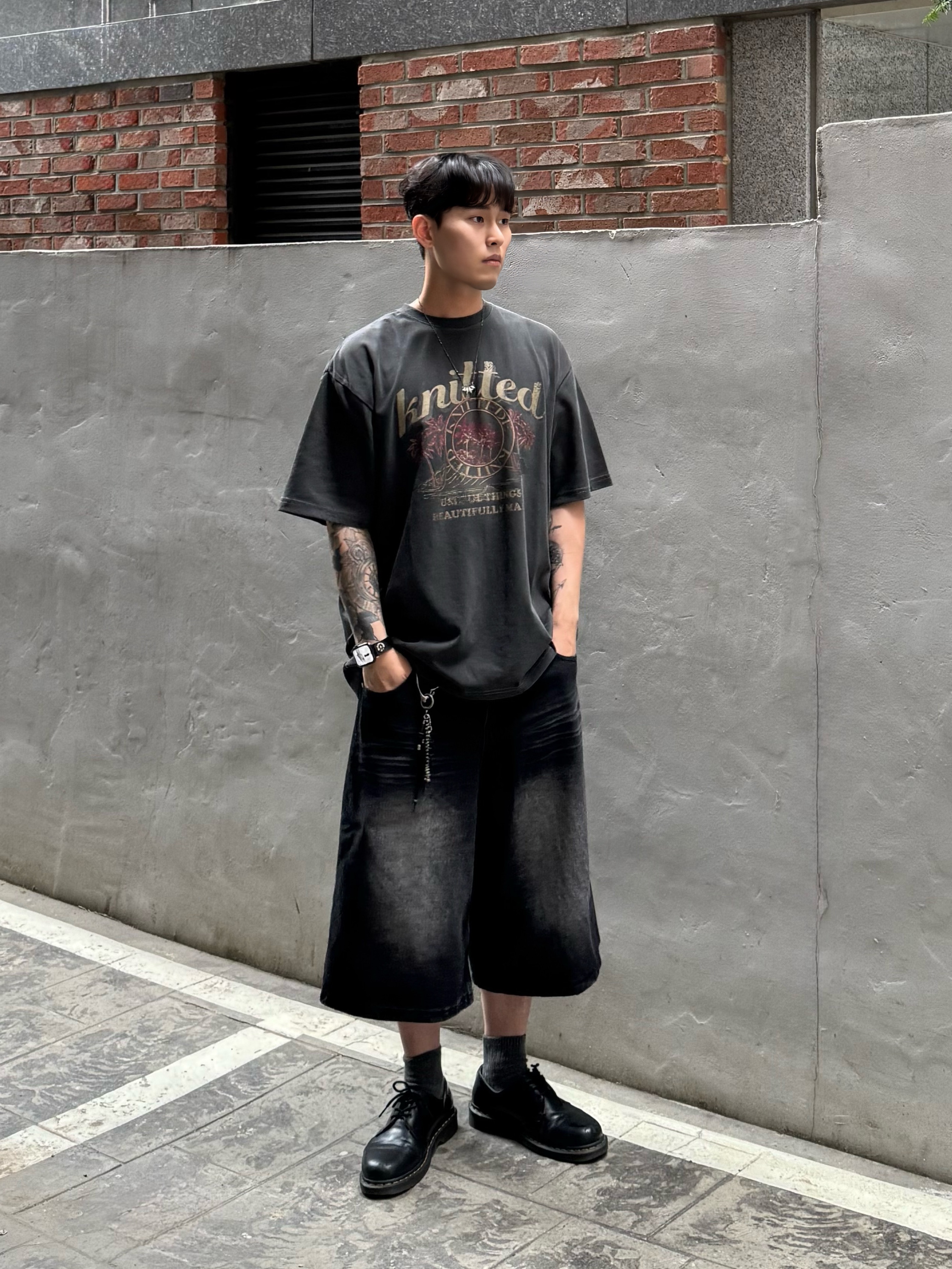 Knitted Pigment Palm Tree Graphic T-Shirt Charcoal 착용 스타일