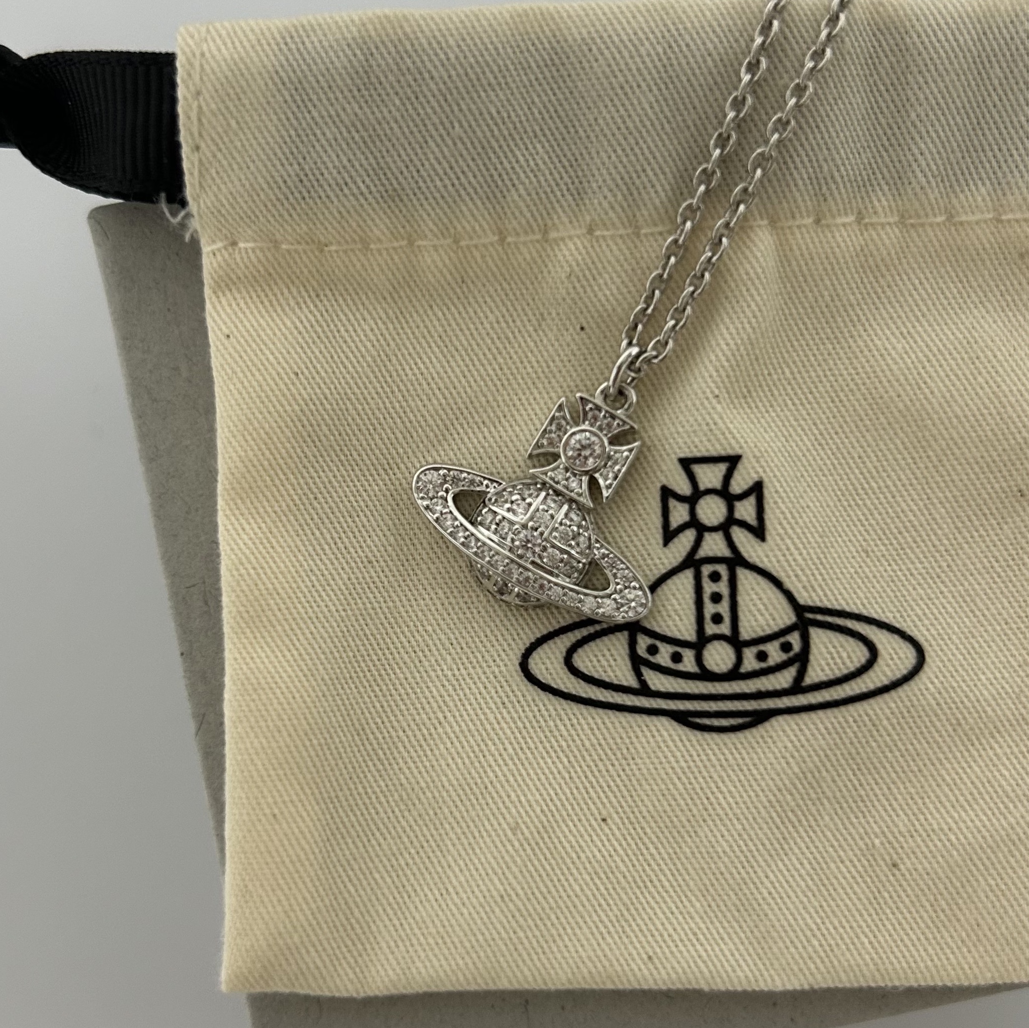 Vivienne Westwood Carmela Bas Relief Pendant Platinum White 착용 스타일 - 1