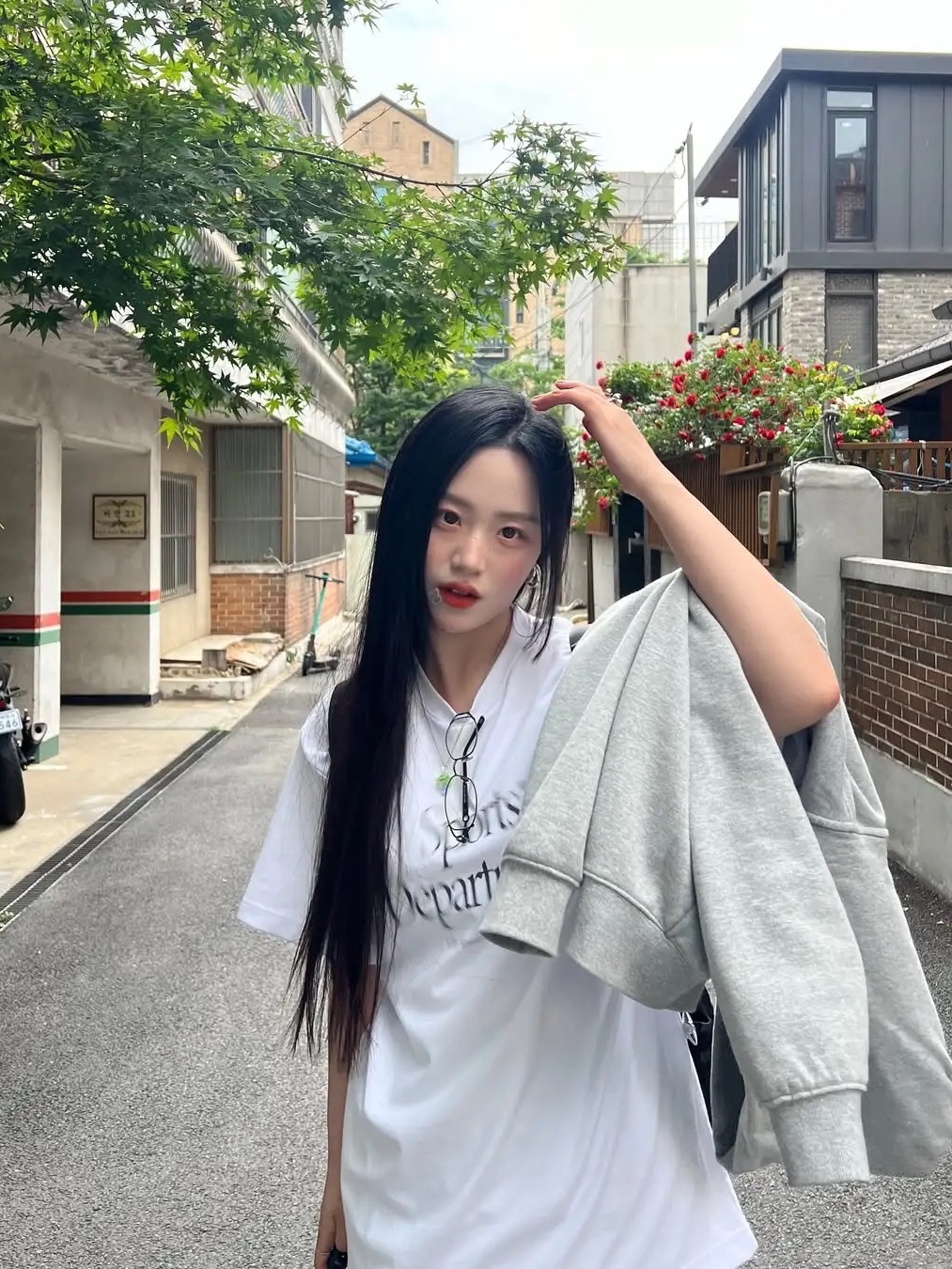 Sports Dept Moving Logo T-shirt White 착용 스타일 - 3