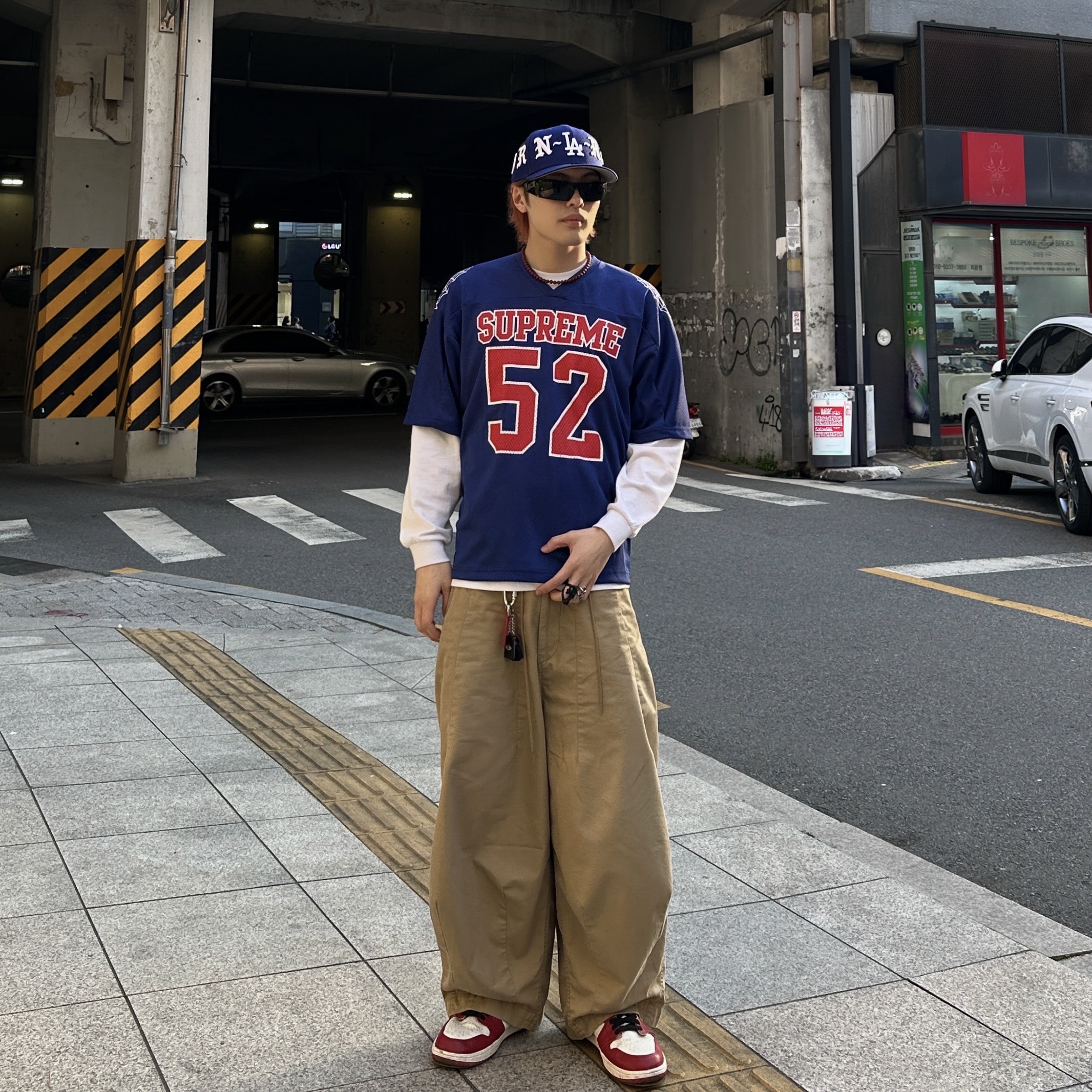 Supreme Spiderweb Football Jersey Navy - 24SS, Needles H.D. Military Pants Khaki 착용 스타일 - 1