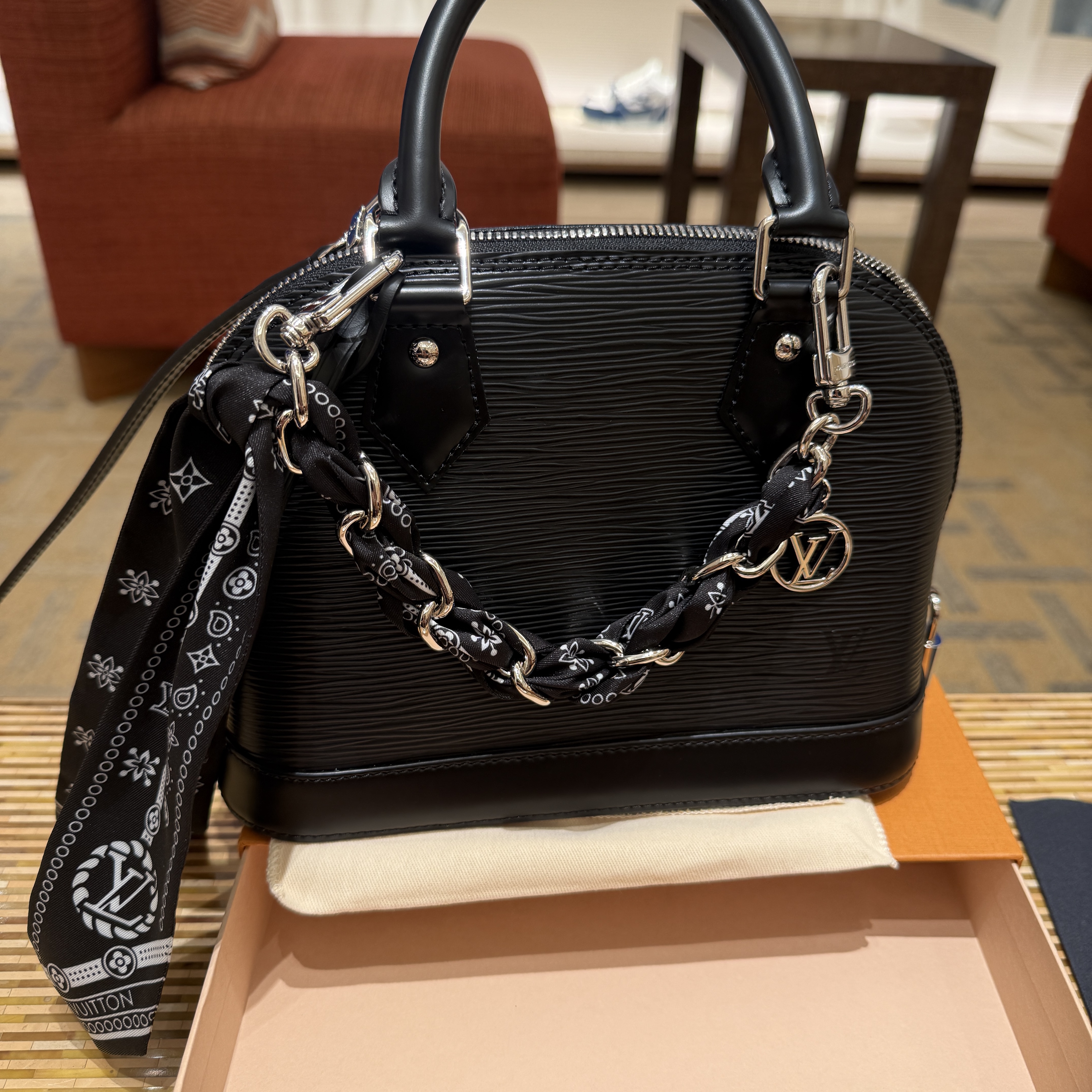 Louis Vuitton Alma BB Epi Black 착용 스타일