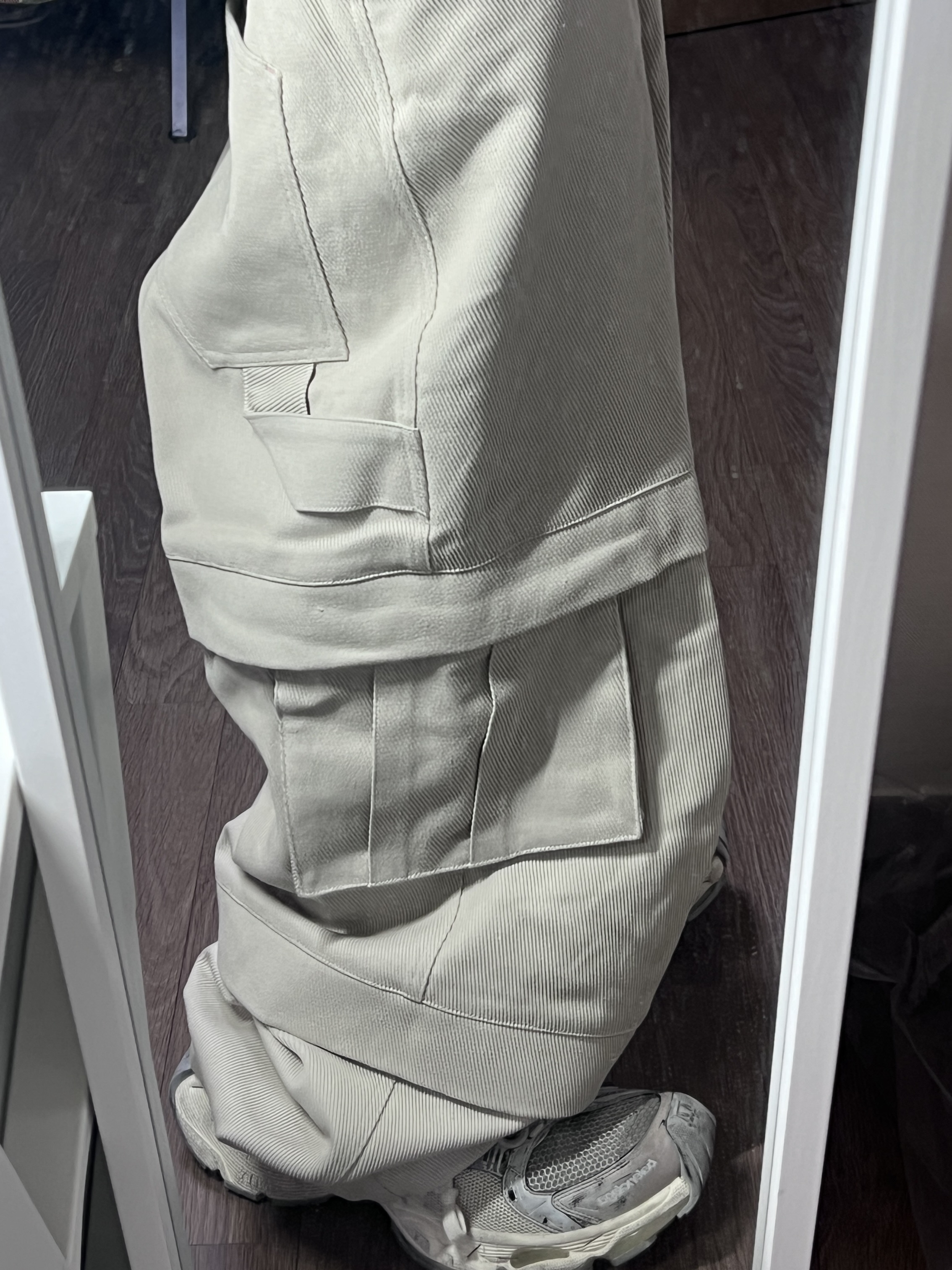 Kamien Titan Baggy Pants Light Beige, Balenciaga Stapler Sneaker Beige Grey 착용 스타일 - 2