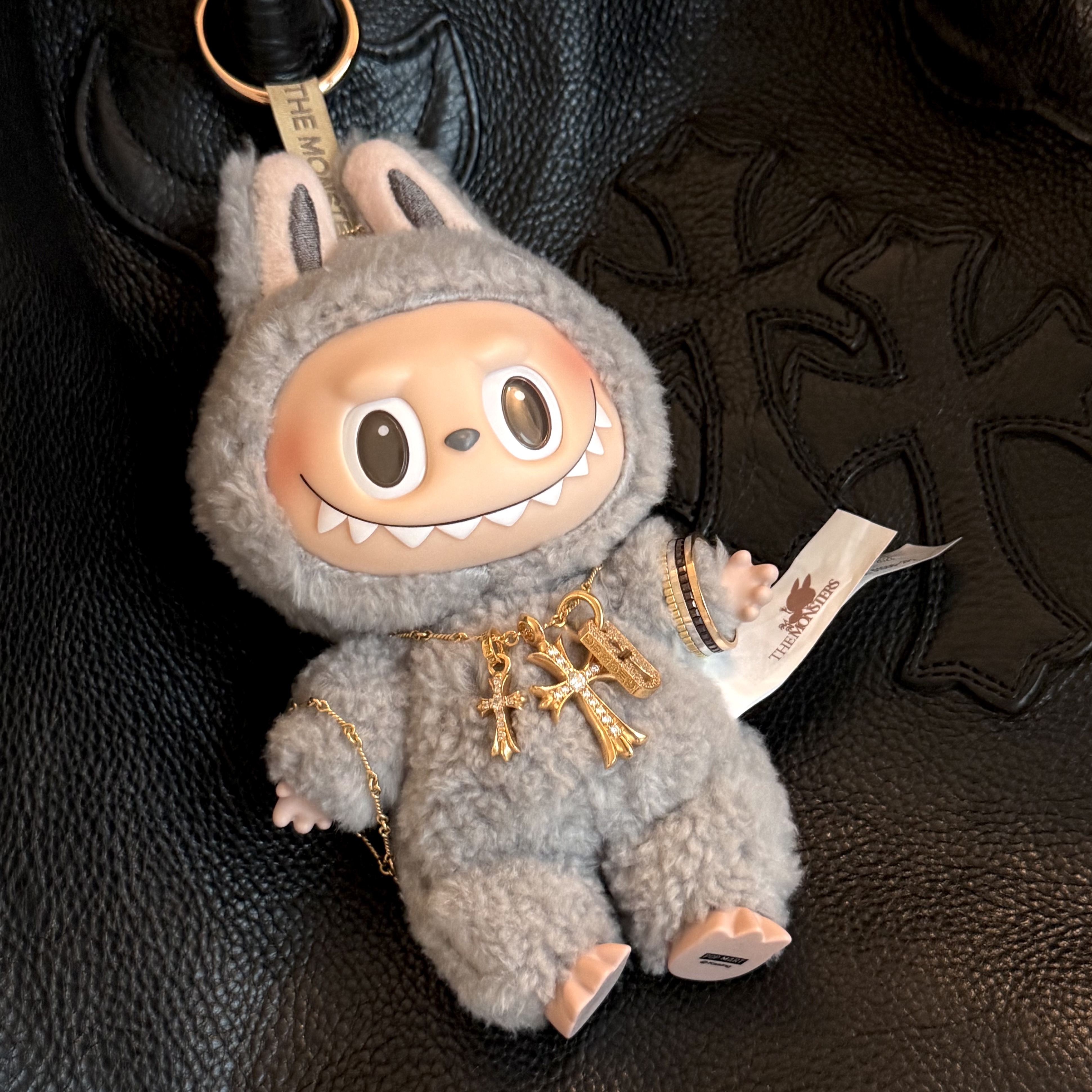 Pop Mart Labubu The Monsters Labubu Tasty Macarons Series Sesame Bean Keyring (Opened Case) 착용 스타일