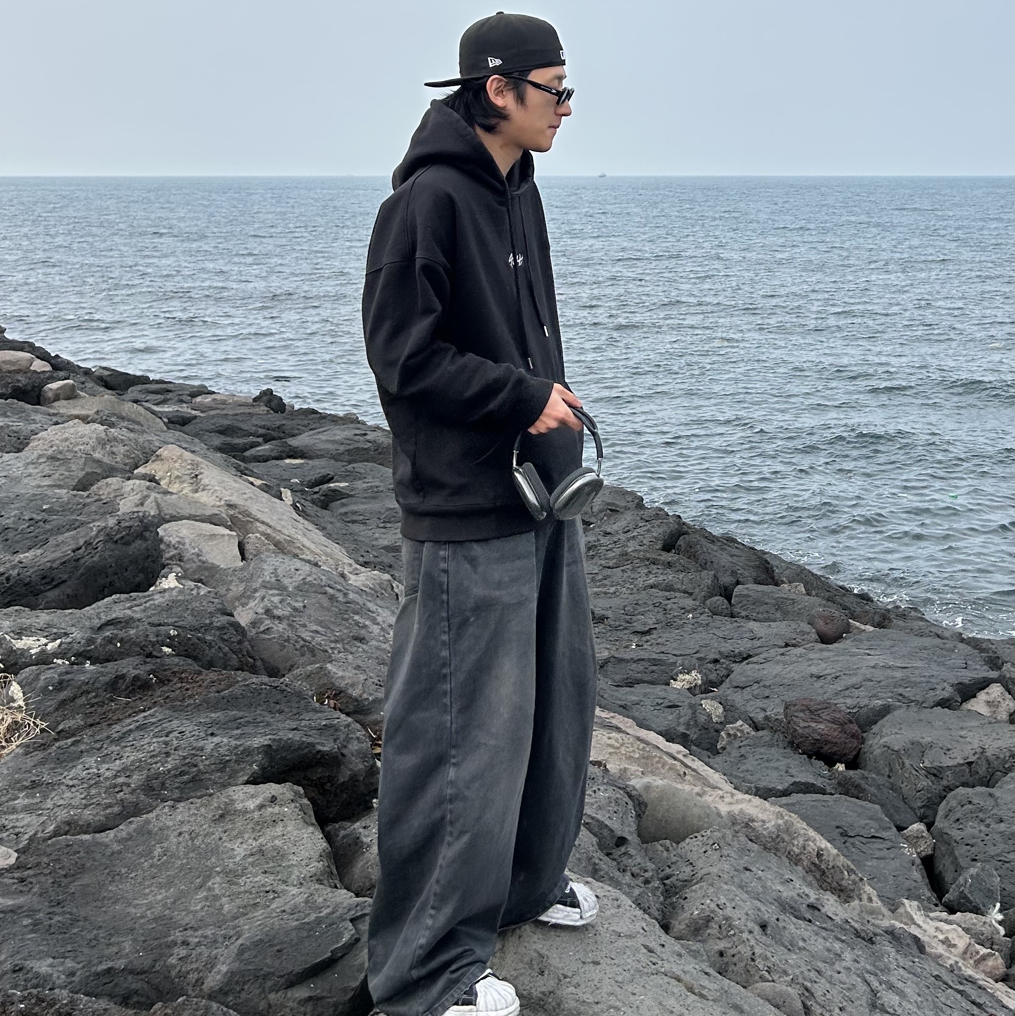 Maison Mihara Yasuhiro Blakey OG Sole Canvas Low-top Sneakers Black, Apple AirPods Max Lightning Space Gray (Korean Ver.) 착용 스타일