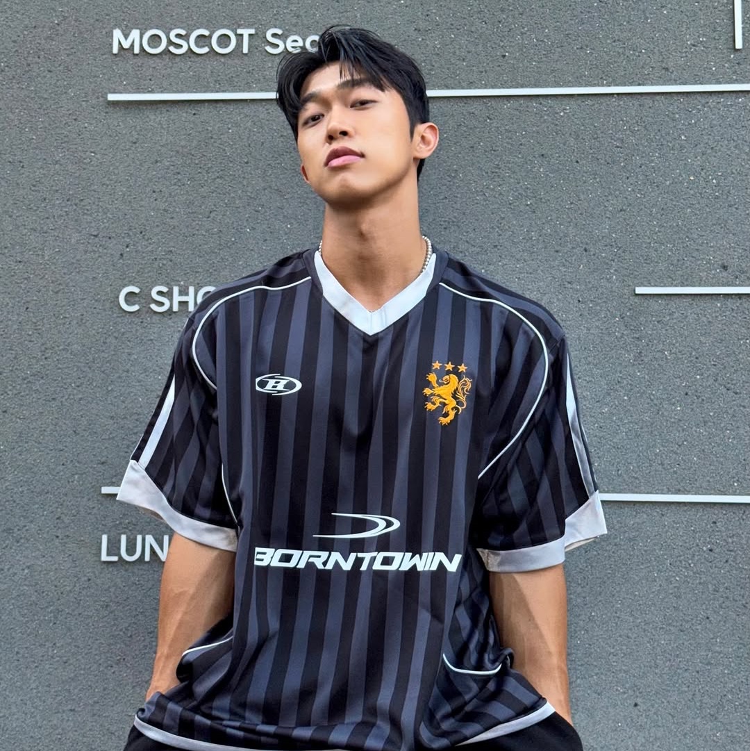BORN TO WIN Symbol B Soccer Stripe Jersey Black 착용 스타일