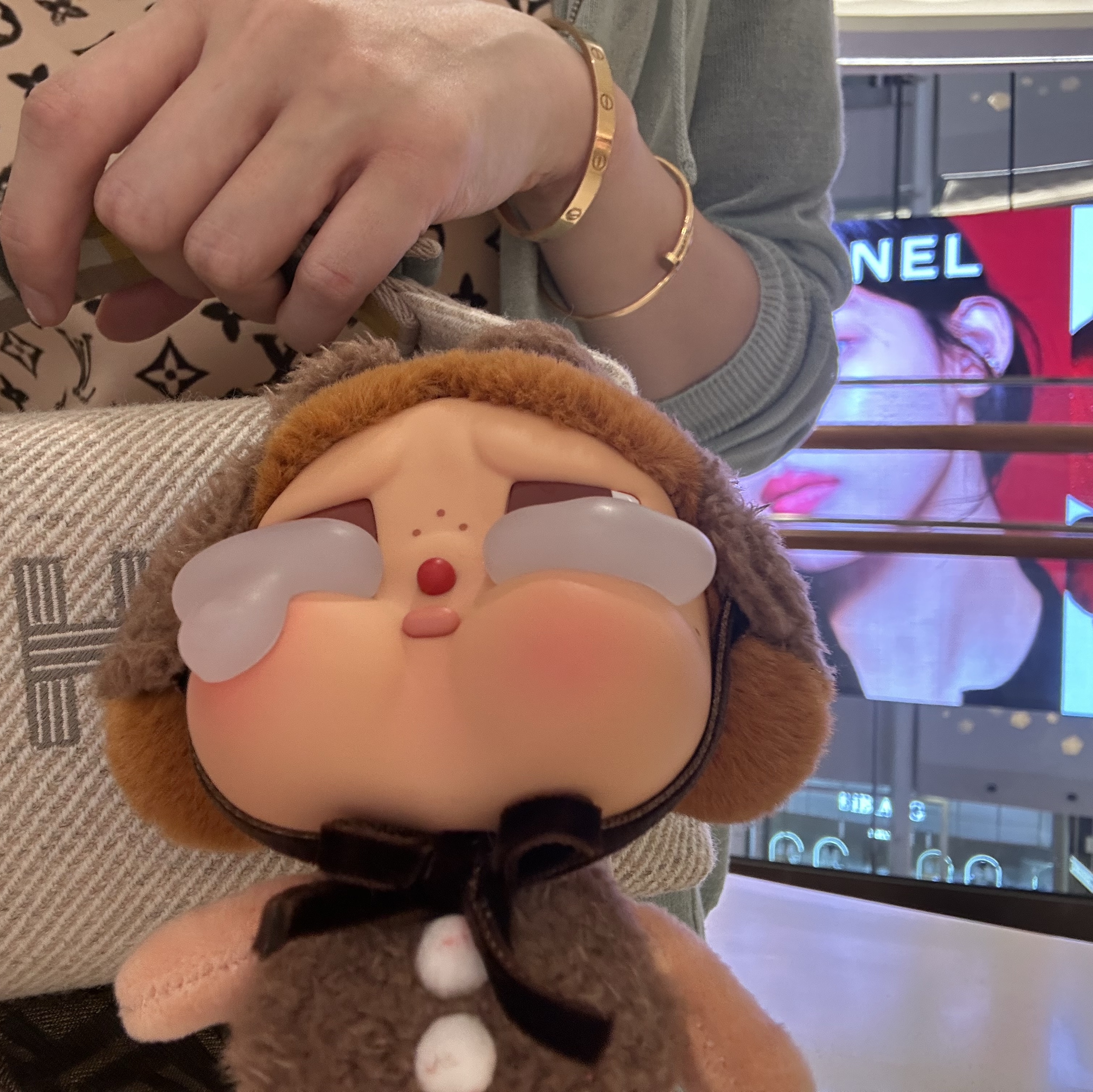 Pop Mart Crybaby Crying Again Series Plush Keyring Love Makes Us Cry (Opened Case) 착용 스타일