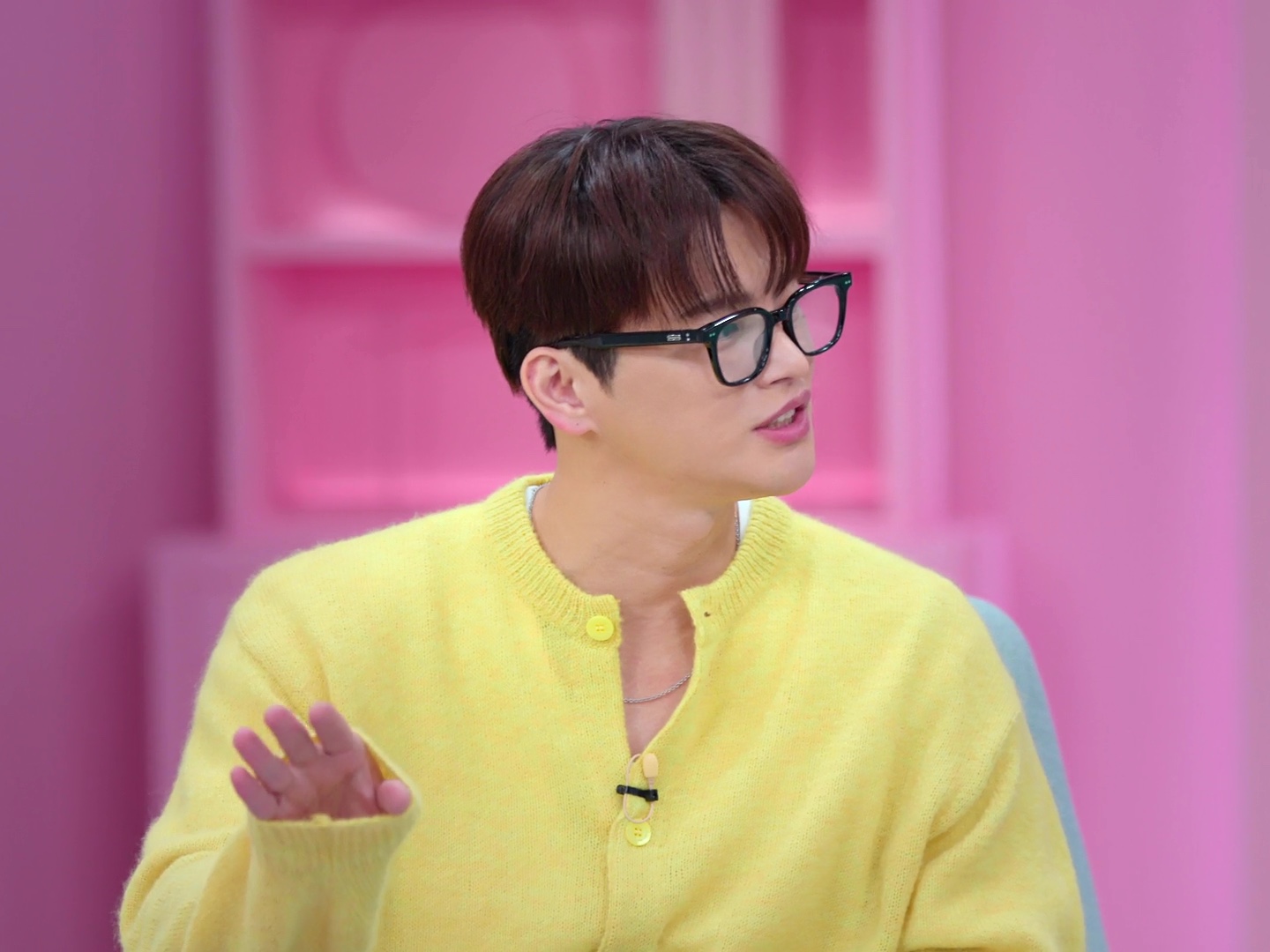 STU Round Neck Cardigan Yellow 착용 스타일 - 3