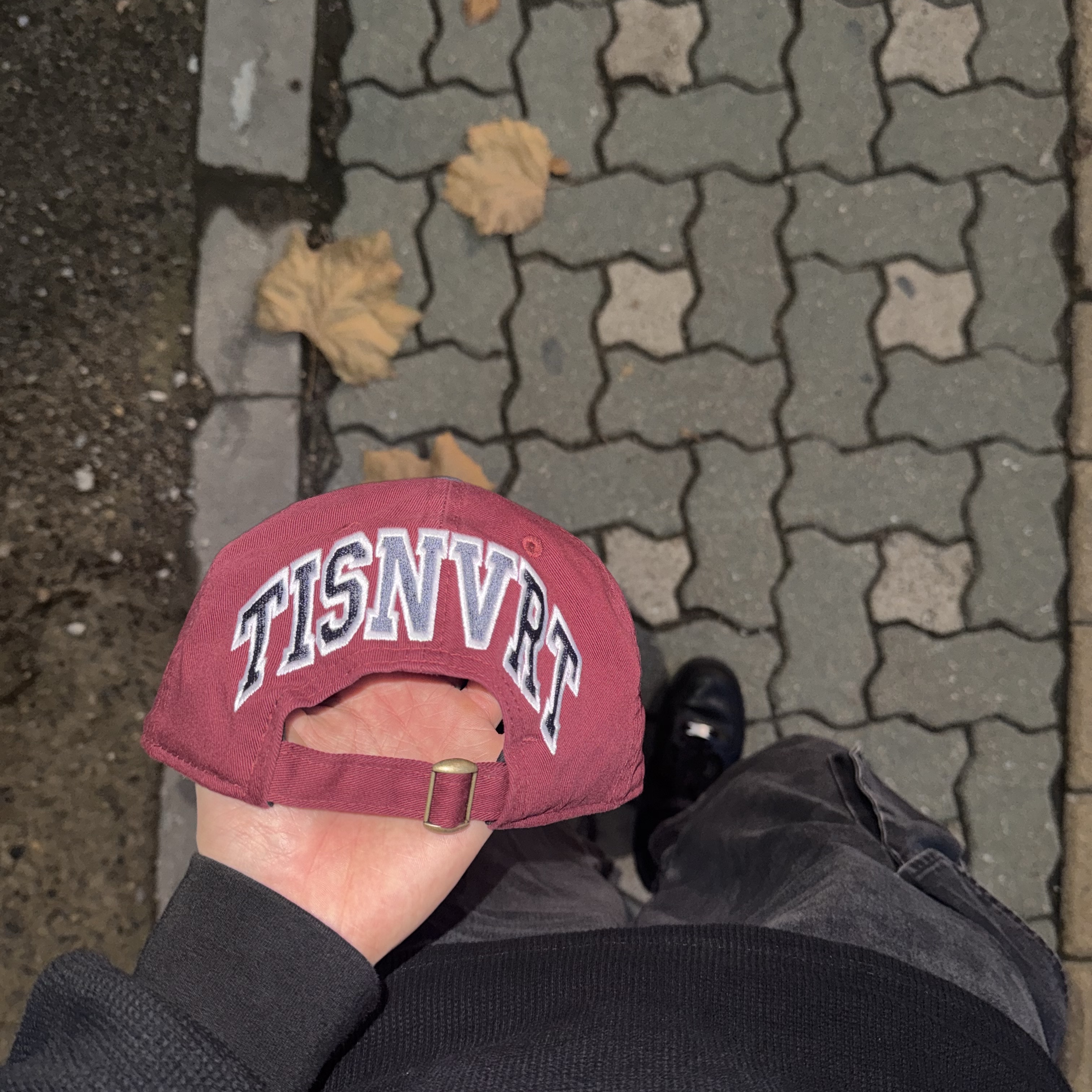Apple Airpods Pro 2nd Gen with MagSafe Charging Case USB C (Korean Ver.), New Era x Thisisneverthat TNT RC950 San Francisco Giants Ball Cap Red 착용 스타일 - 2