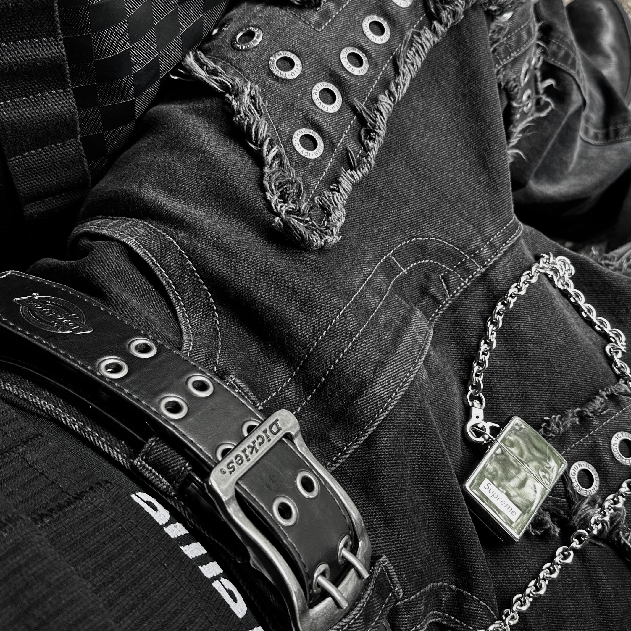 Supreme Chain Zippo Silver - 23SS, True Religion x Icyto Danger Horse Shoe Denim Pants Black 착용 스타일 - 4