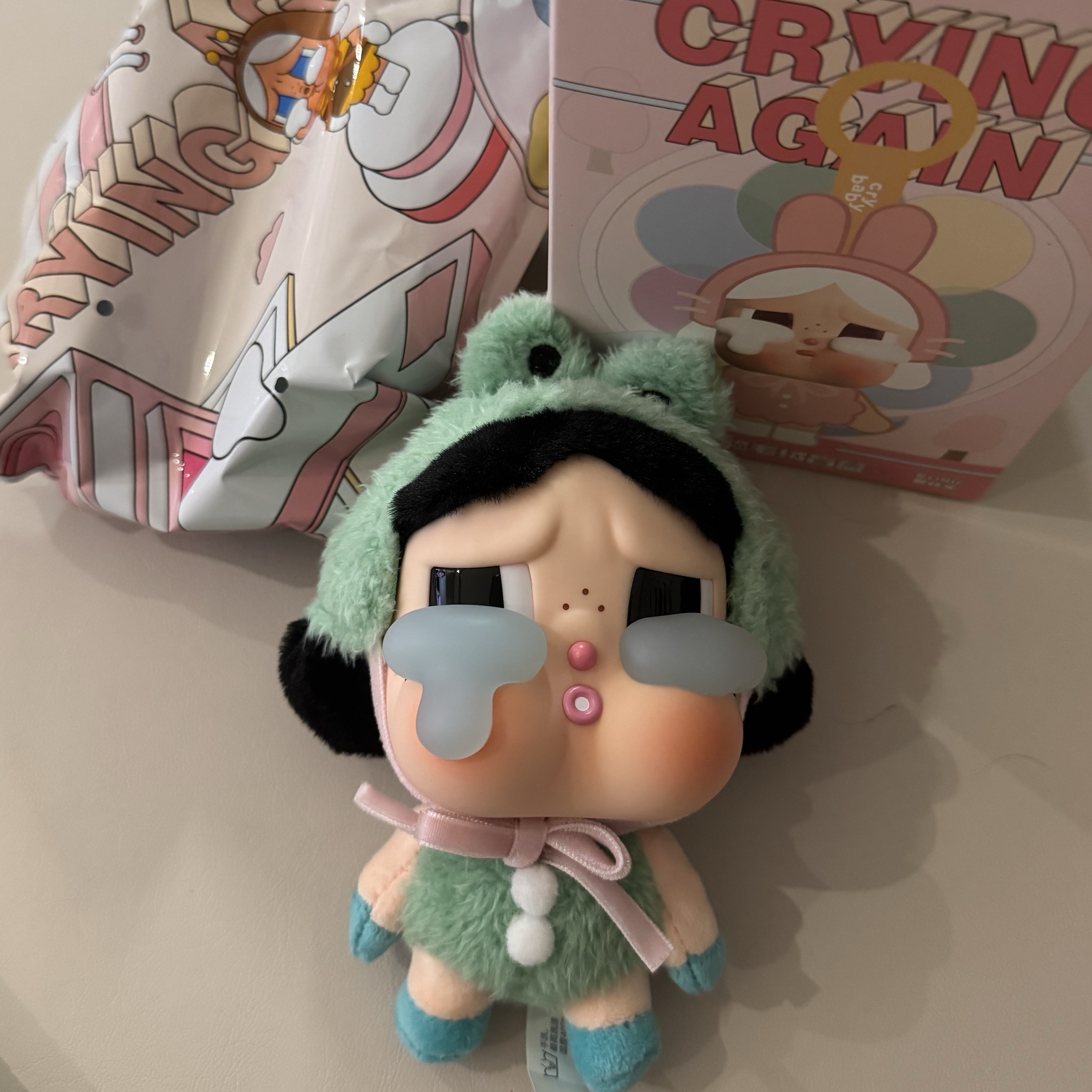 Pop Mart Crybaby Crying Again Series Plush Keyring What A Frog (Opened Case) 착용 스타일