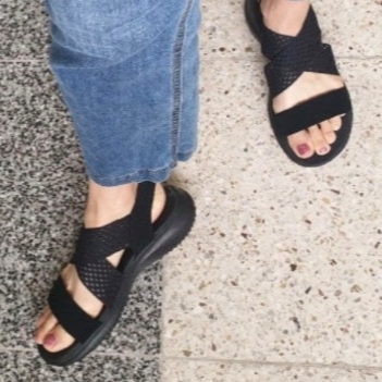(W) Skechers Go Walk Arch Fit Sandal Black 착용 스타일