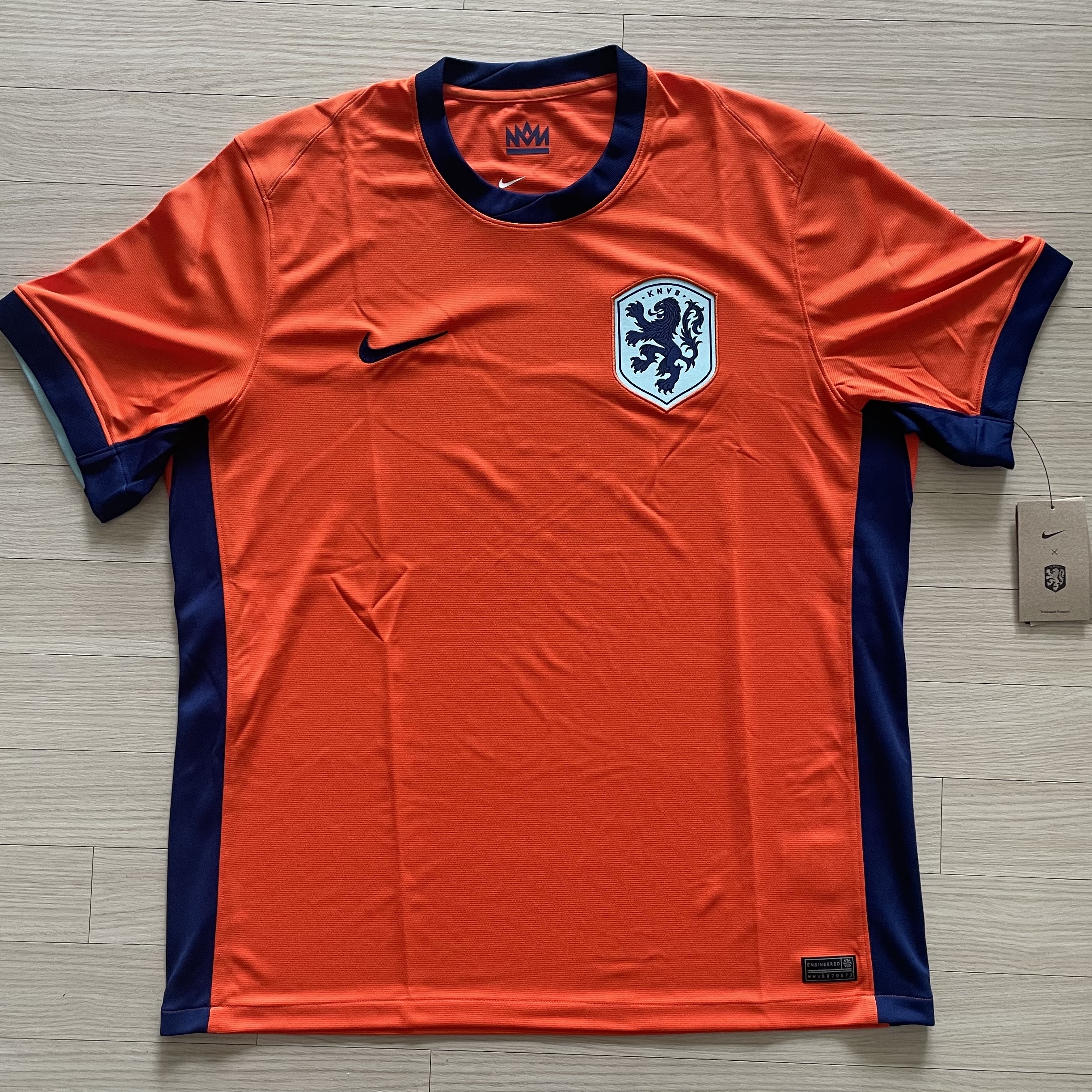 Nike Netherlands 2024/25 Dri-Fit Stadium Home Replica Jersey Safety Orange (Non Marking Ver.) 착용 스타일 - 1