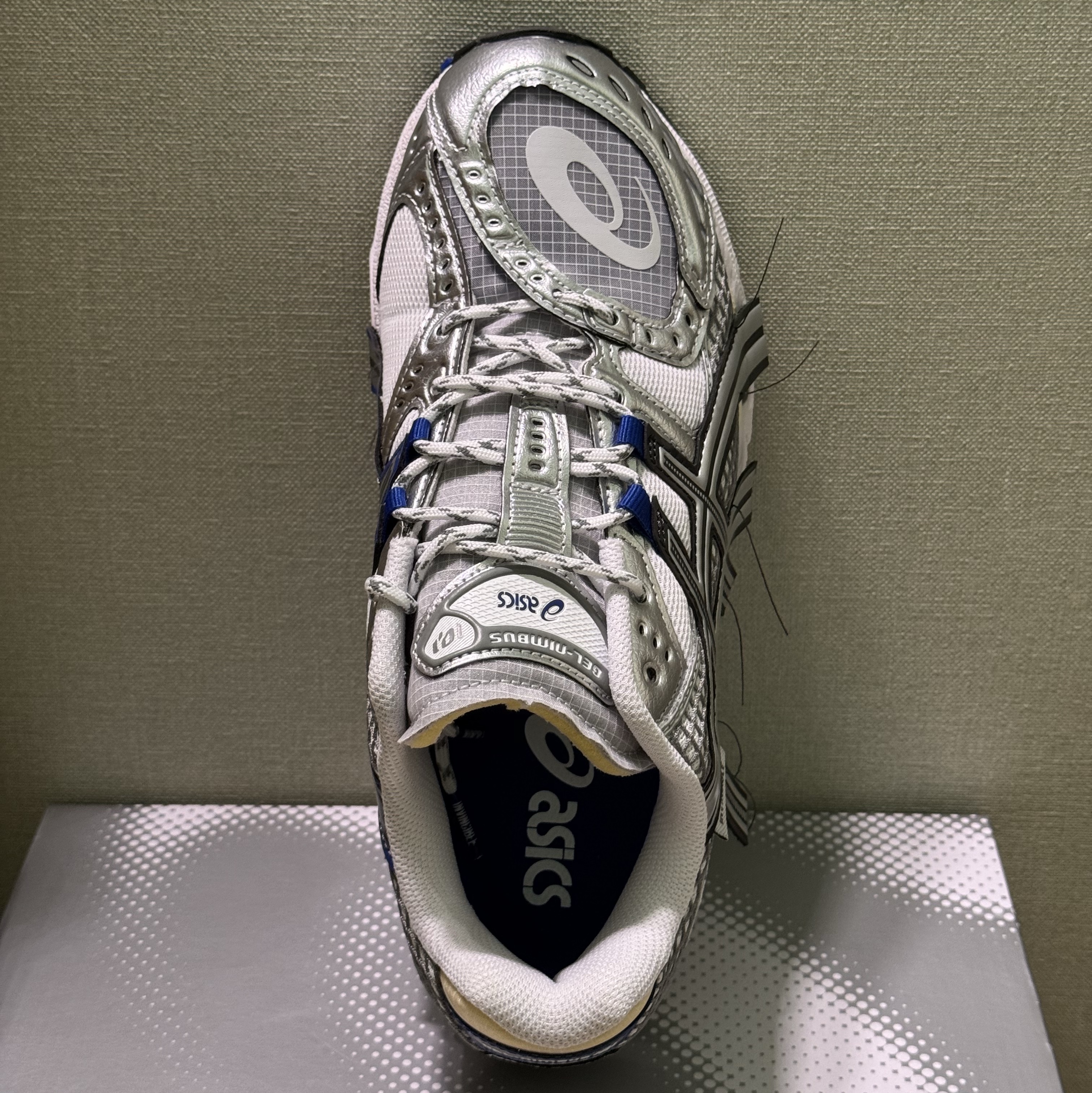Asics x Invincible Gel-Nimbus 10.1 HTTP 404 Cream Metallic Silver Blue 착용 스타일 - 2