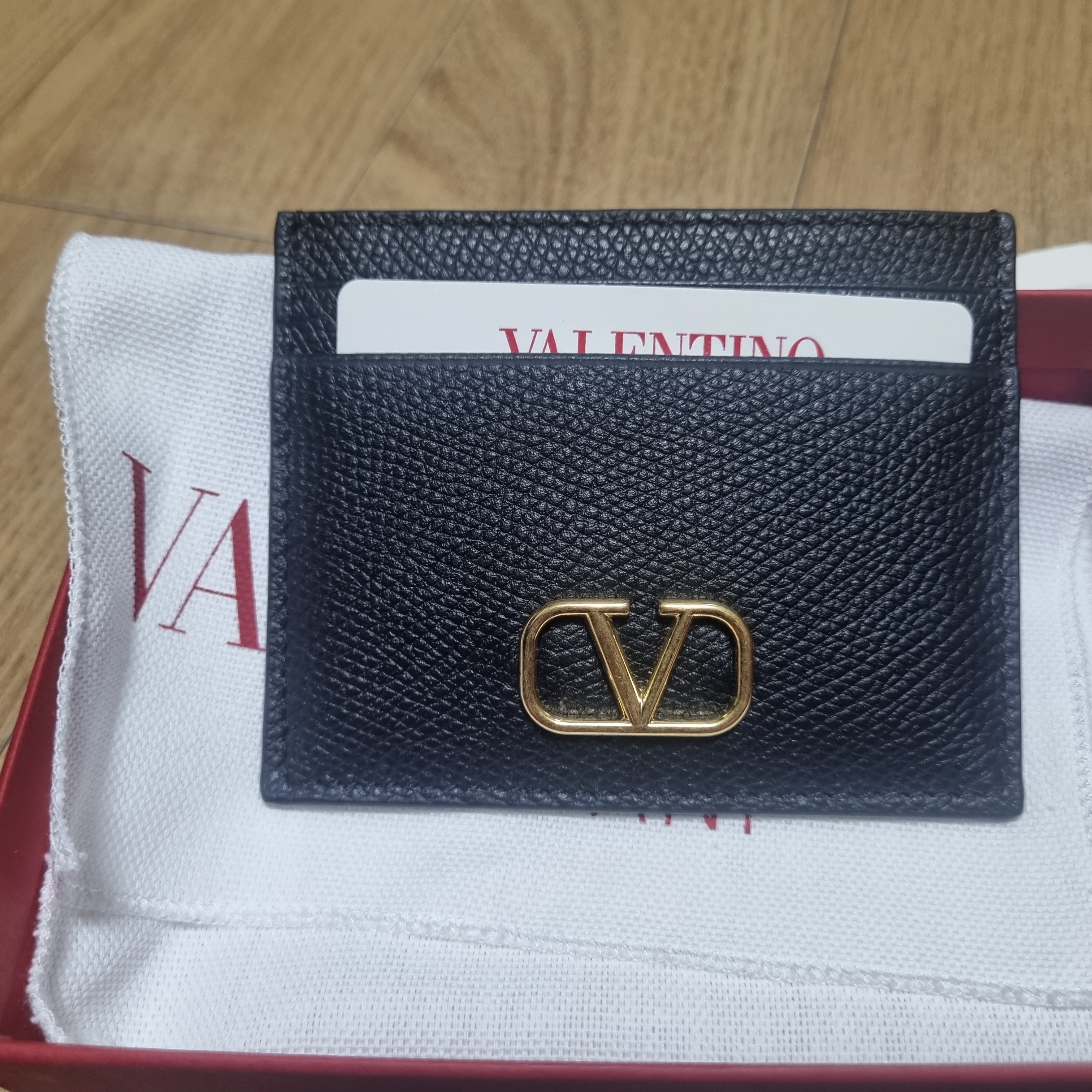 Valentino Vlogo Signature Grainy Calfskin Card Holder Black 착용 스타일