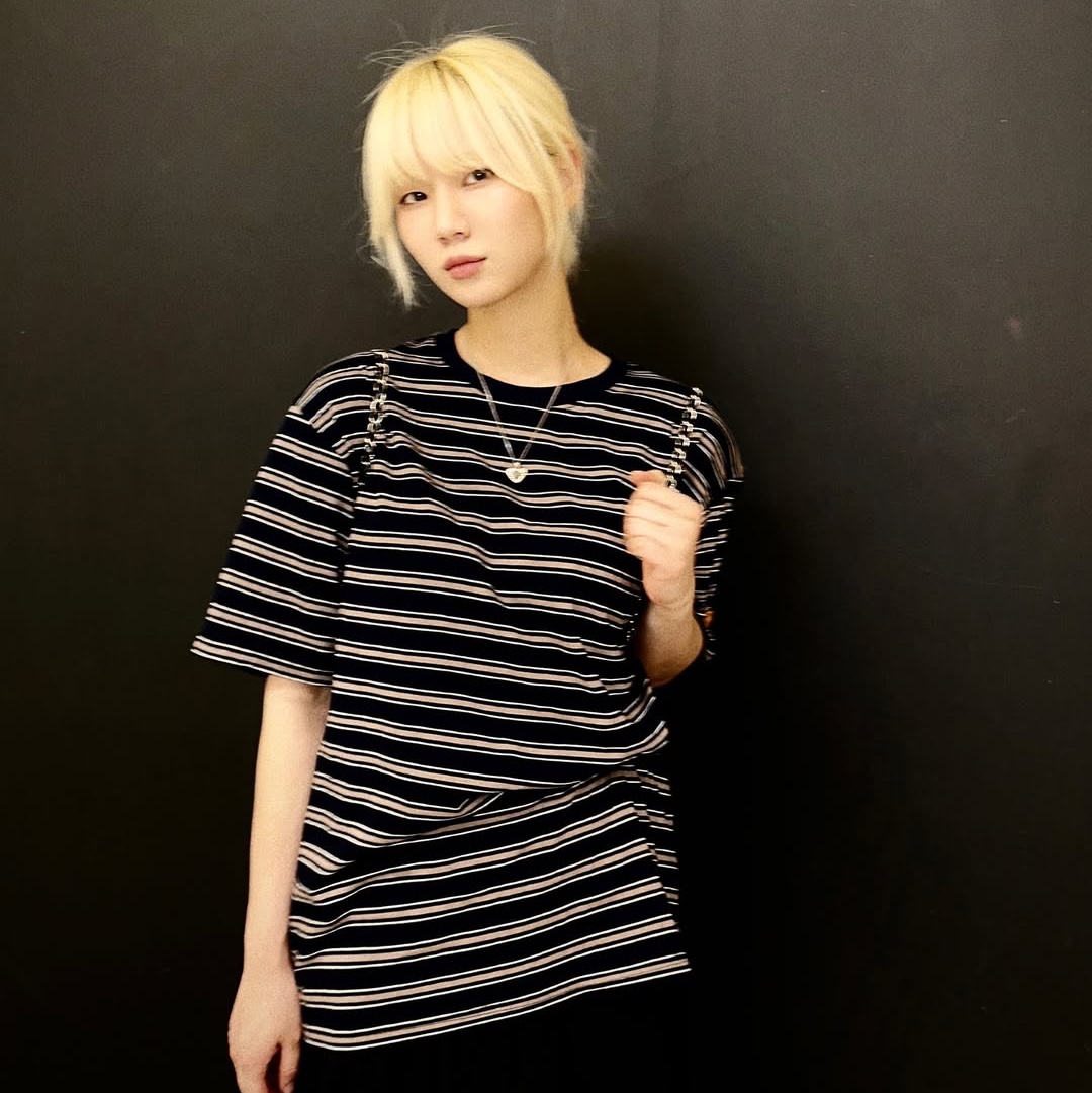 Knitted Stripe Leathrer Heart T-Shirt Navy 착용 스타일