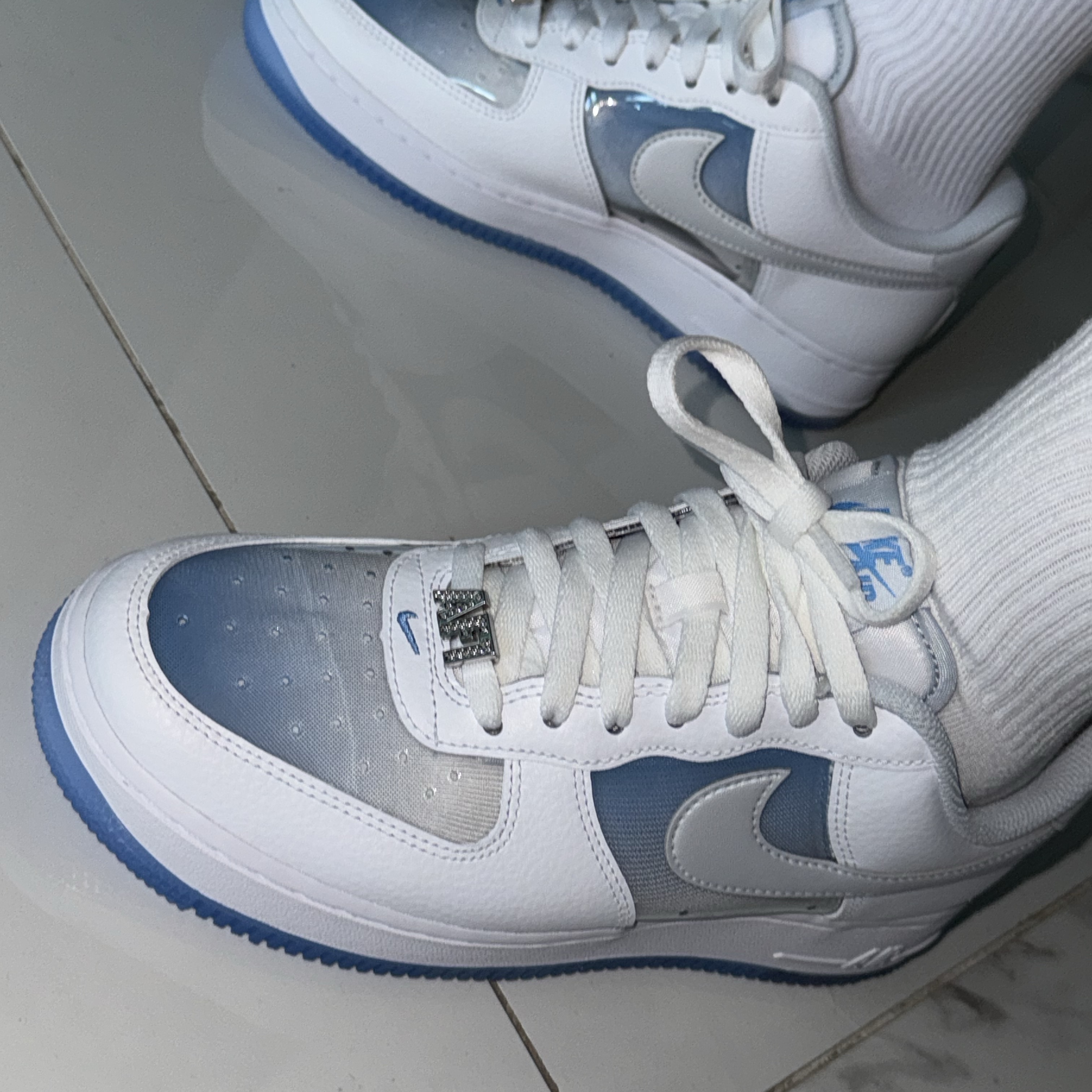 Nike Air Force 1 White and University Blue 착용 스타일 - 2
