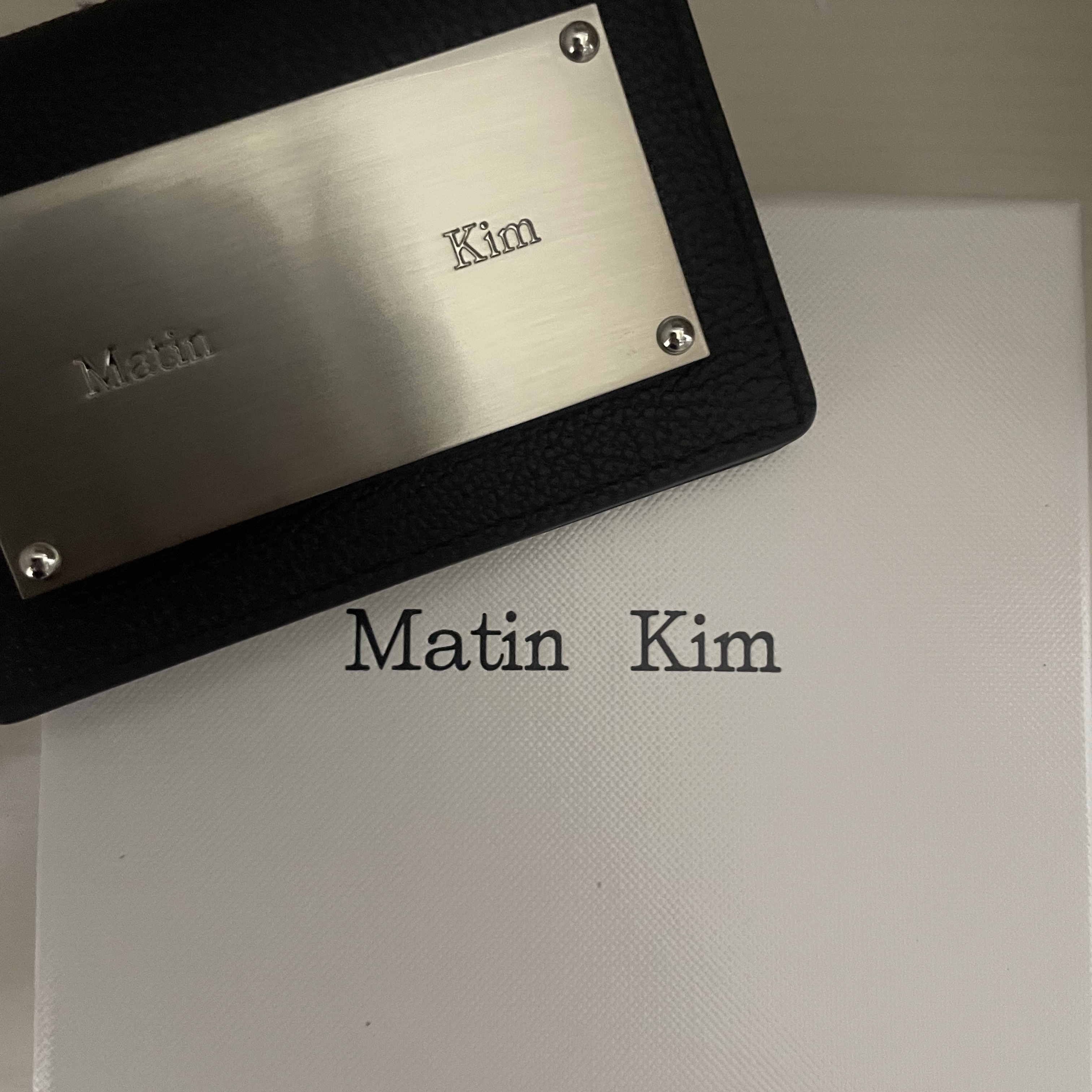 Matin Kim Accordion Wallet Black 착용 스타일