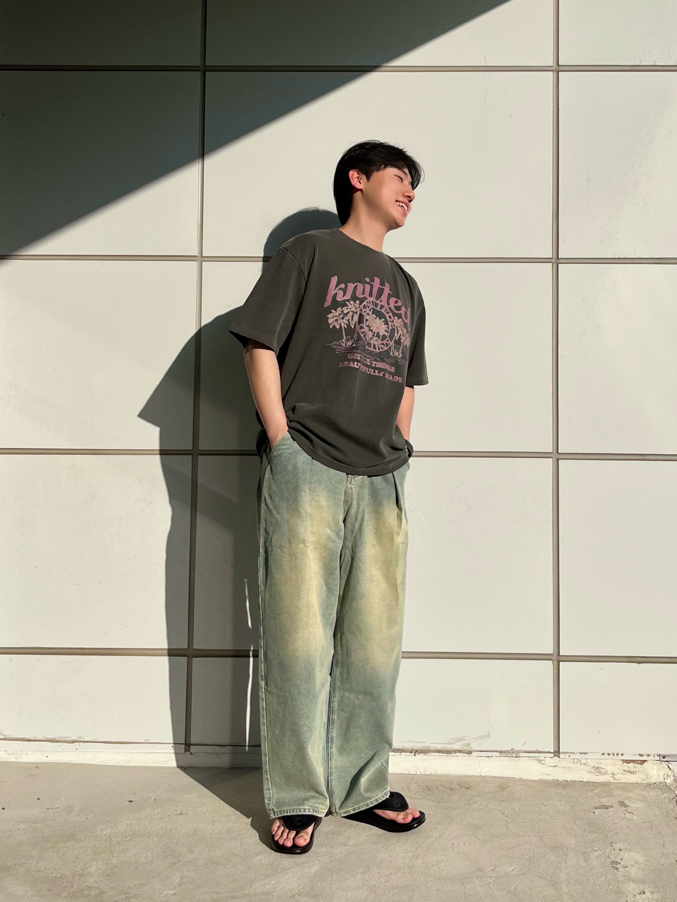 Knitted Pigment Palm Tree Graphic T-Shirt Pink 착용 스타일
