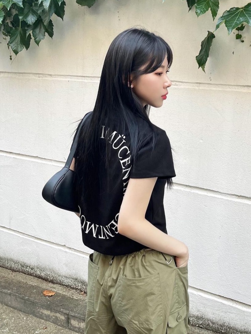 MUCENT Signature Back Logo T Black 착용 스타일