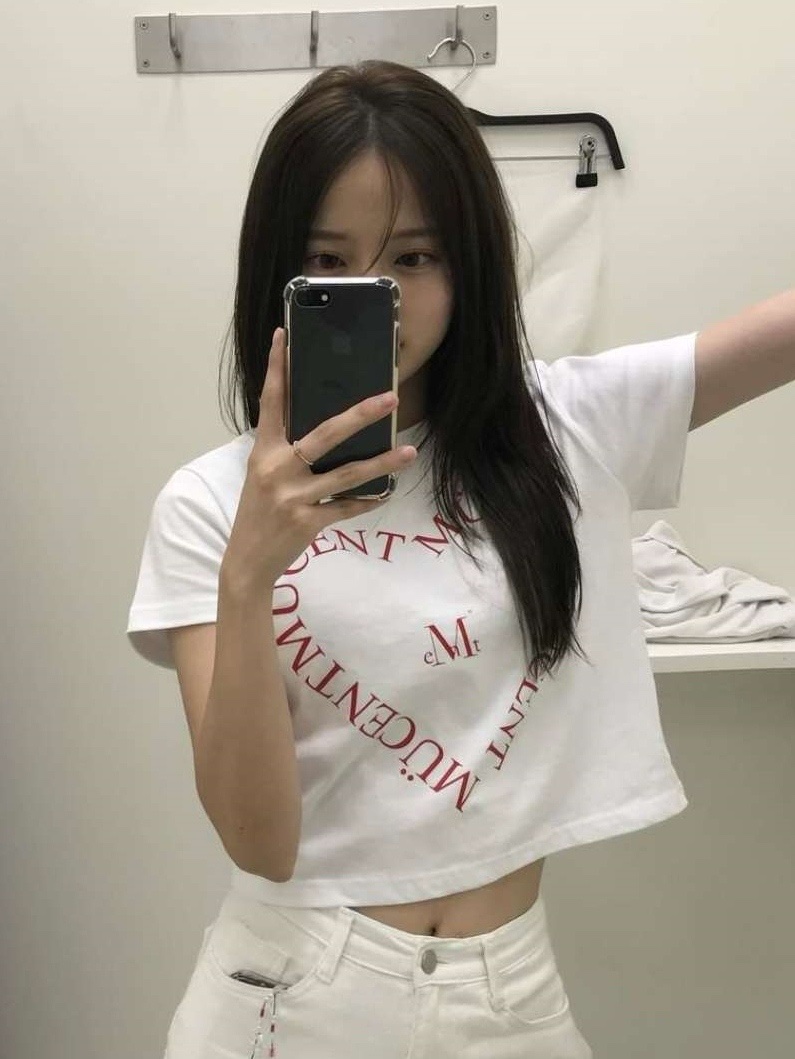 MUCENT Heart Lettering Half T White 착용 스타일 - 1