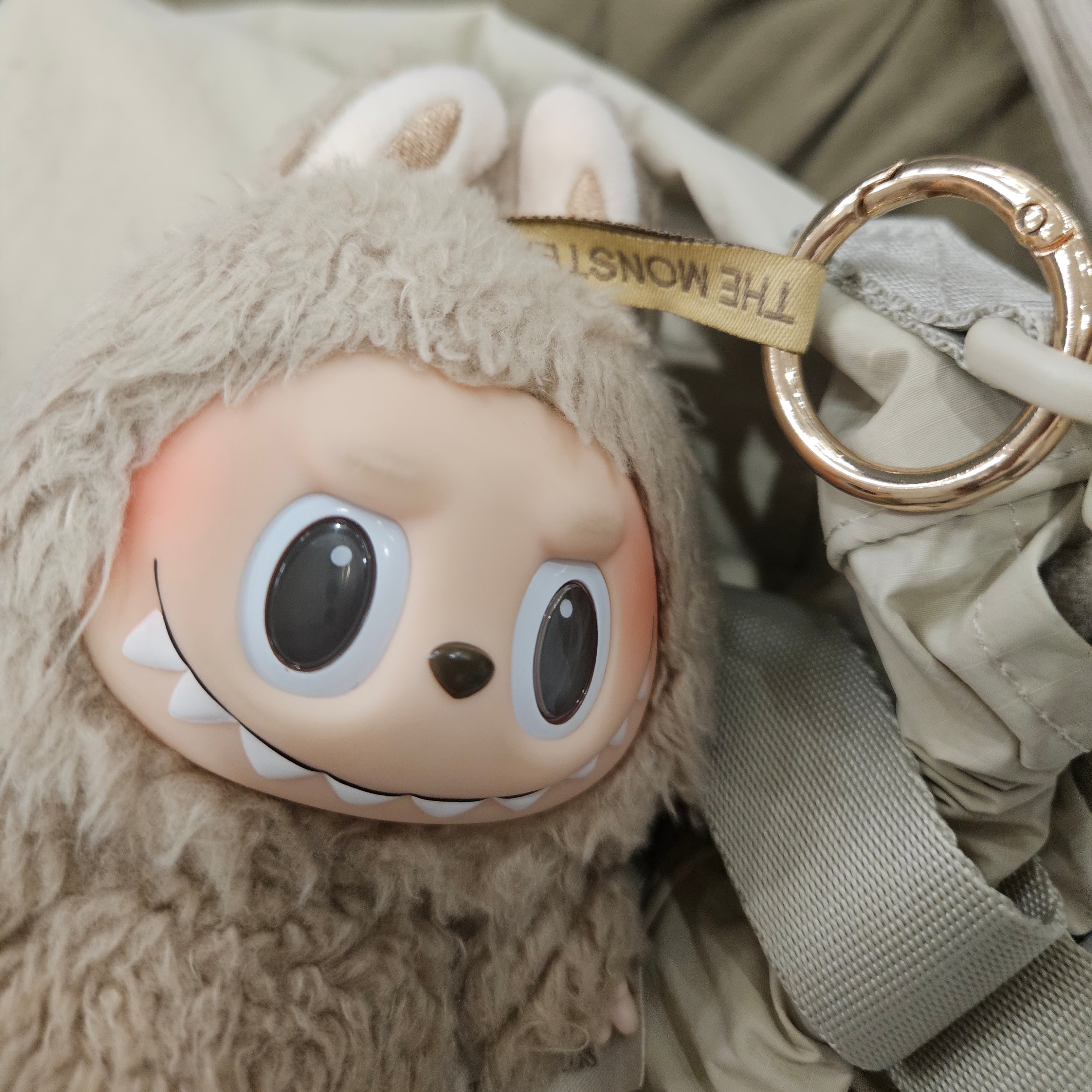 Pop Mart Labubu The Monsters Labubu Tasty Macarons Series Toffe Keyring 착용 스타일 - 1
