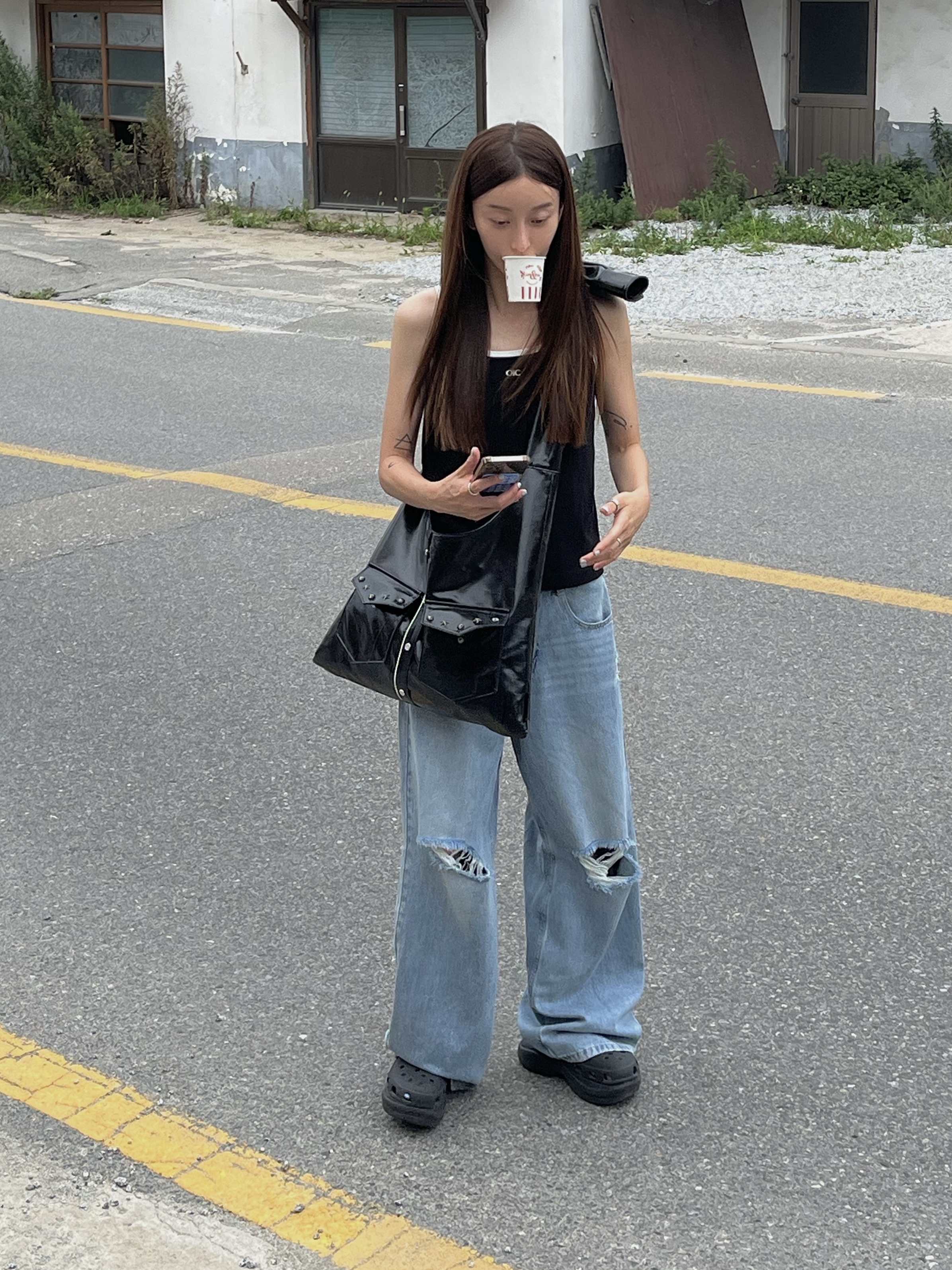 (W) Crocs Classic Bae Clog Black, Ray-Ban Polished Black Frame Green Classic G-15 Lenses High Bridge Fit 착용 스타일 - 4