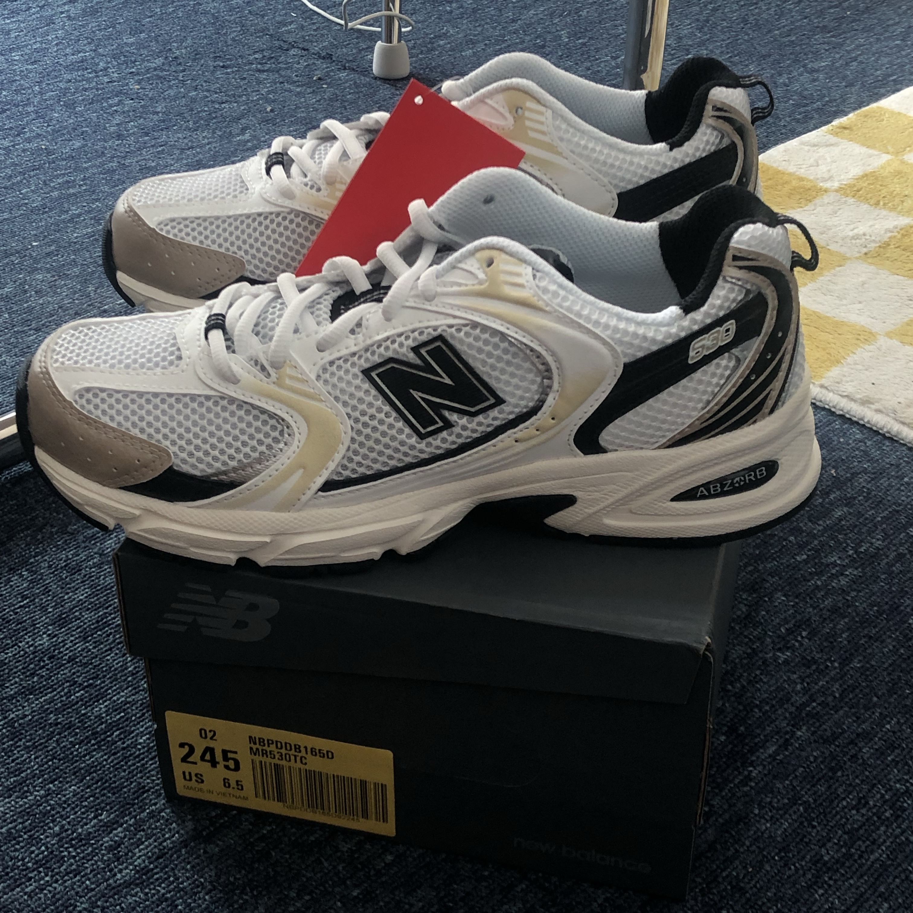 New Balance 530 White Gold 착용 스타일