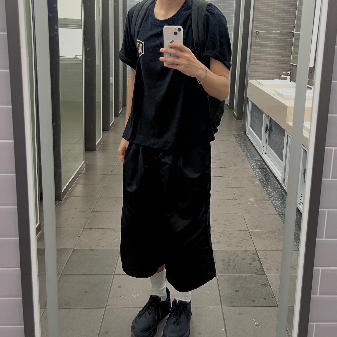 MJD x Koin Seoul Two Tuck Re-Nylon Wide Carpenter Bermuda Pants Black 착용 스타일 - 1