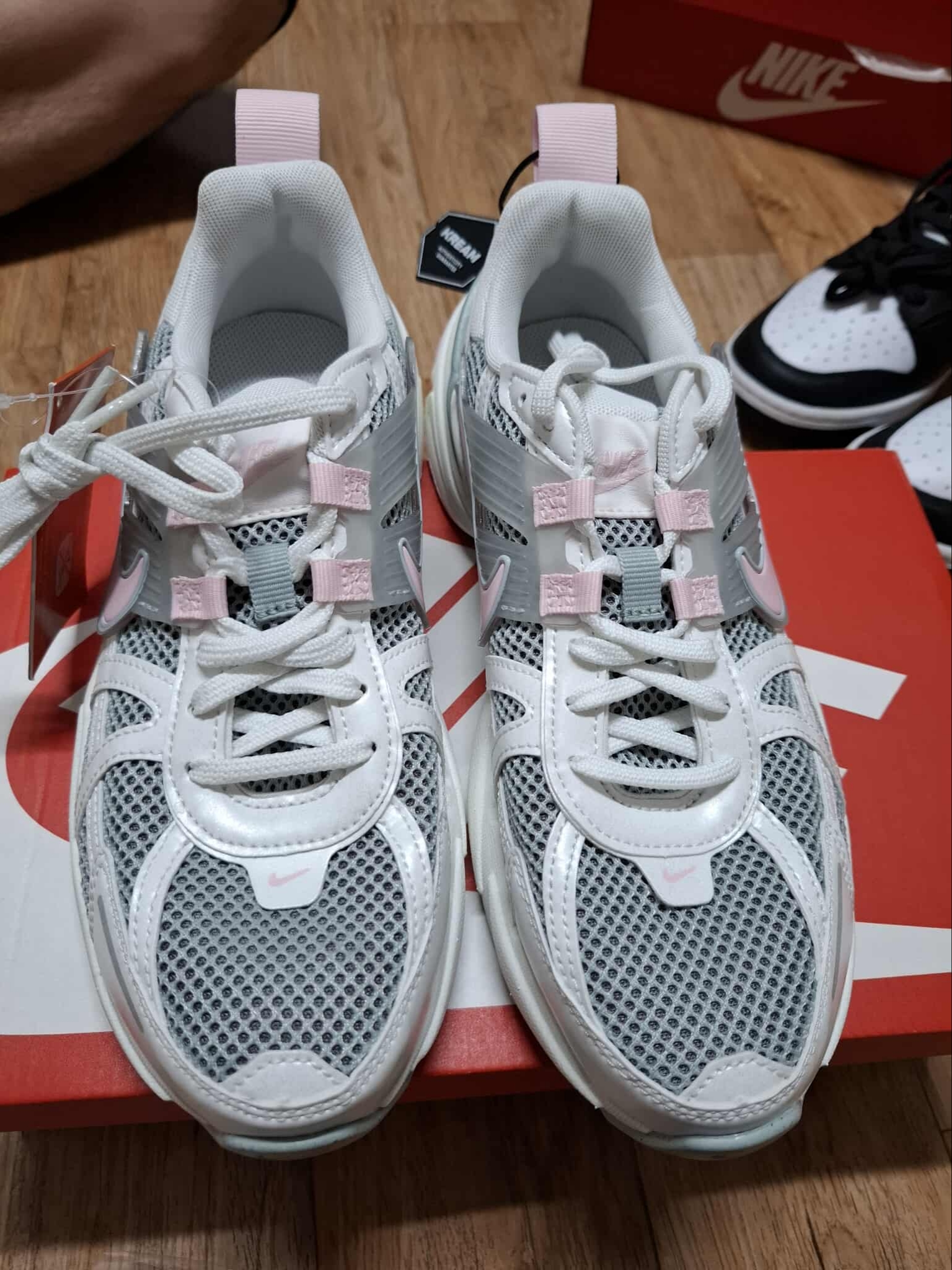 (W) Nike V2K Run Light Pumice Photon Dust 착용 스타일