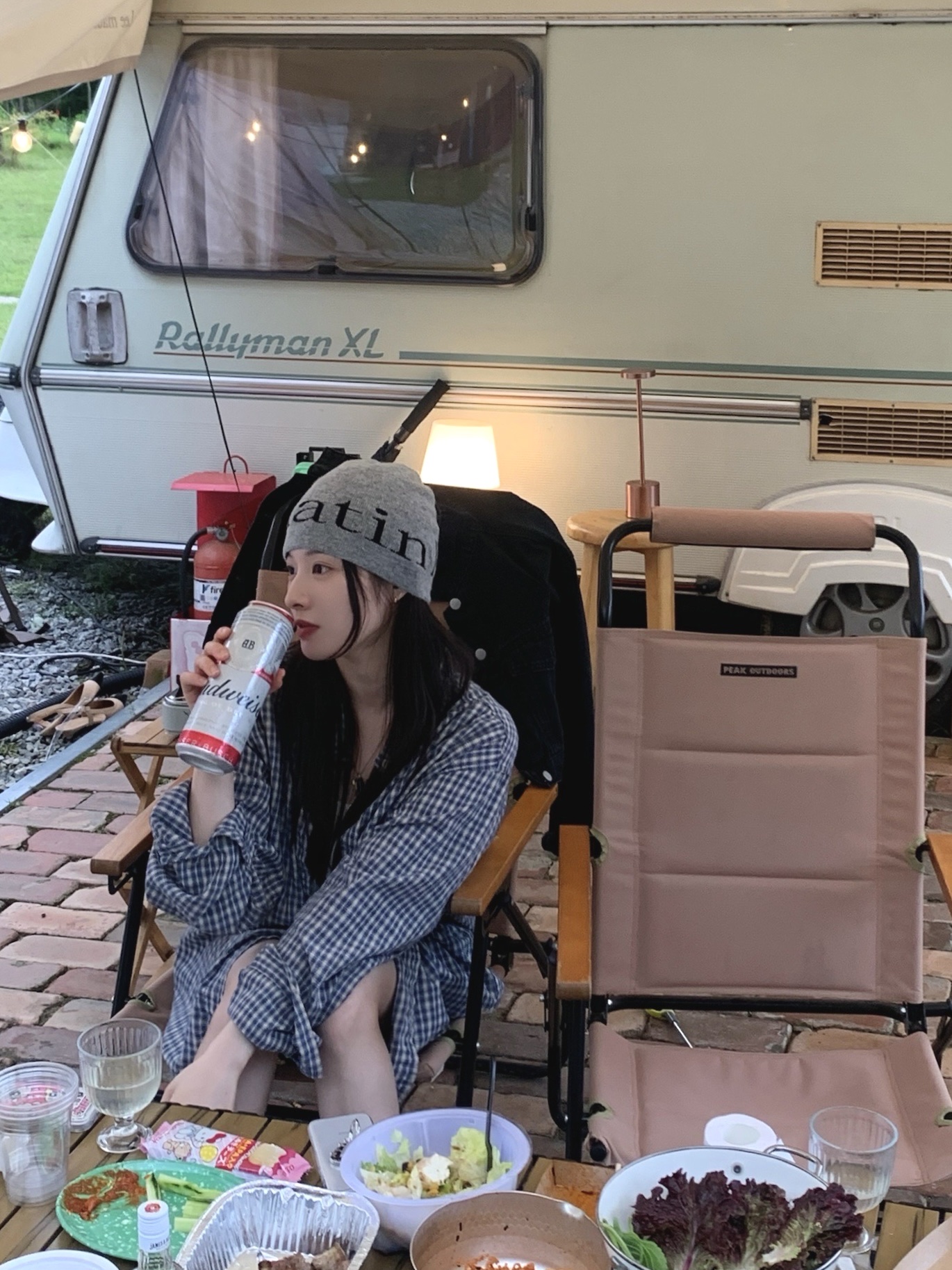 Matin Kim Logo Jacquard Short Beanie Grey 착용 스타일 - 1