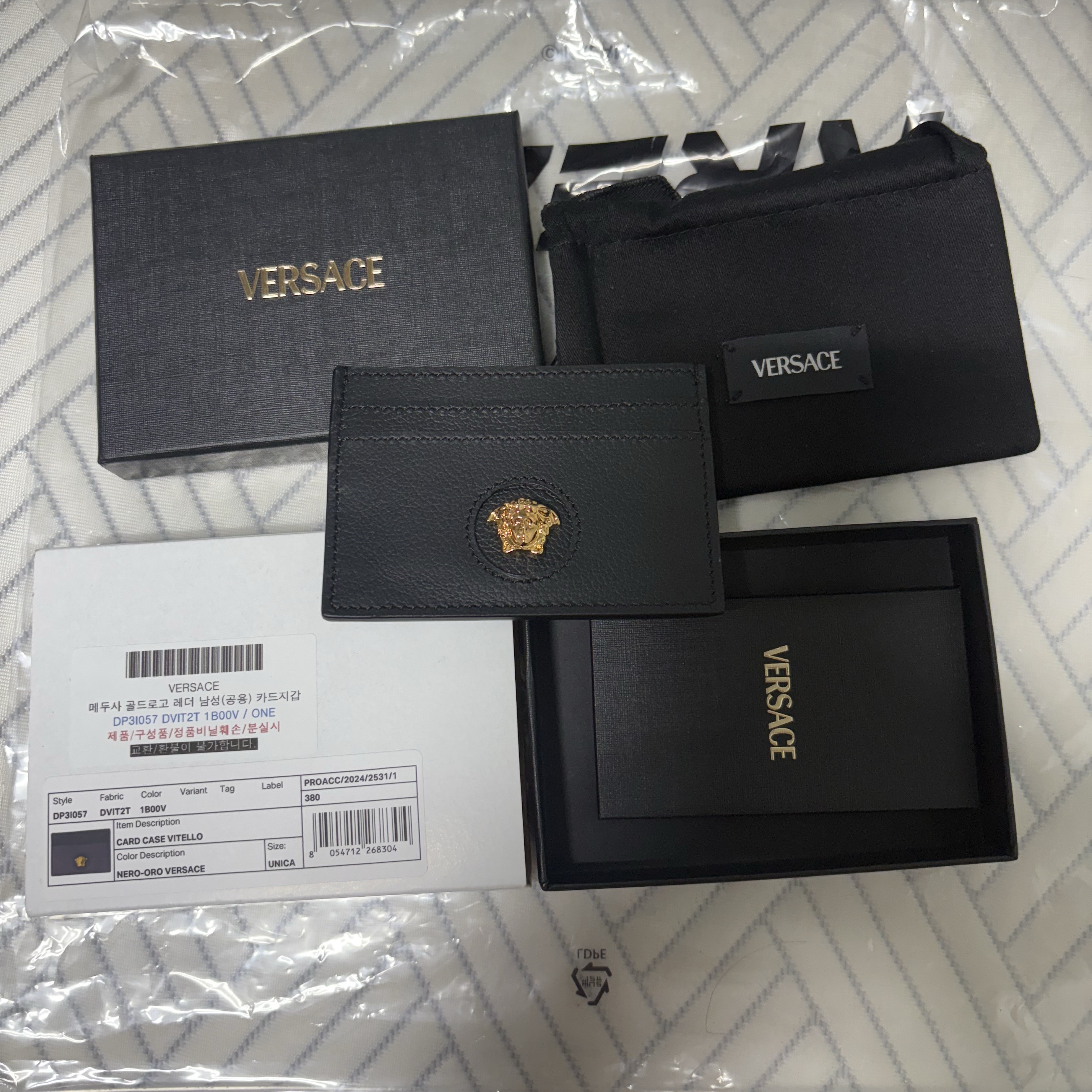 Versace La Medusa Card Case Black 착용 스타일