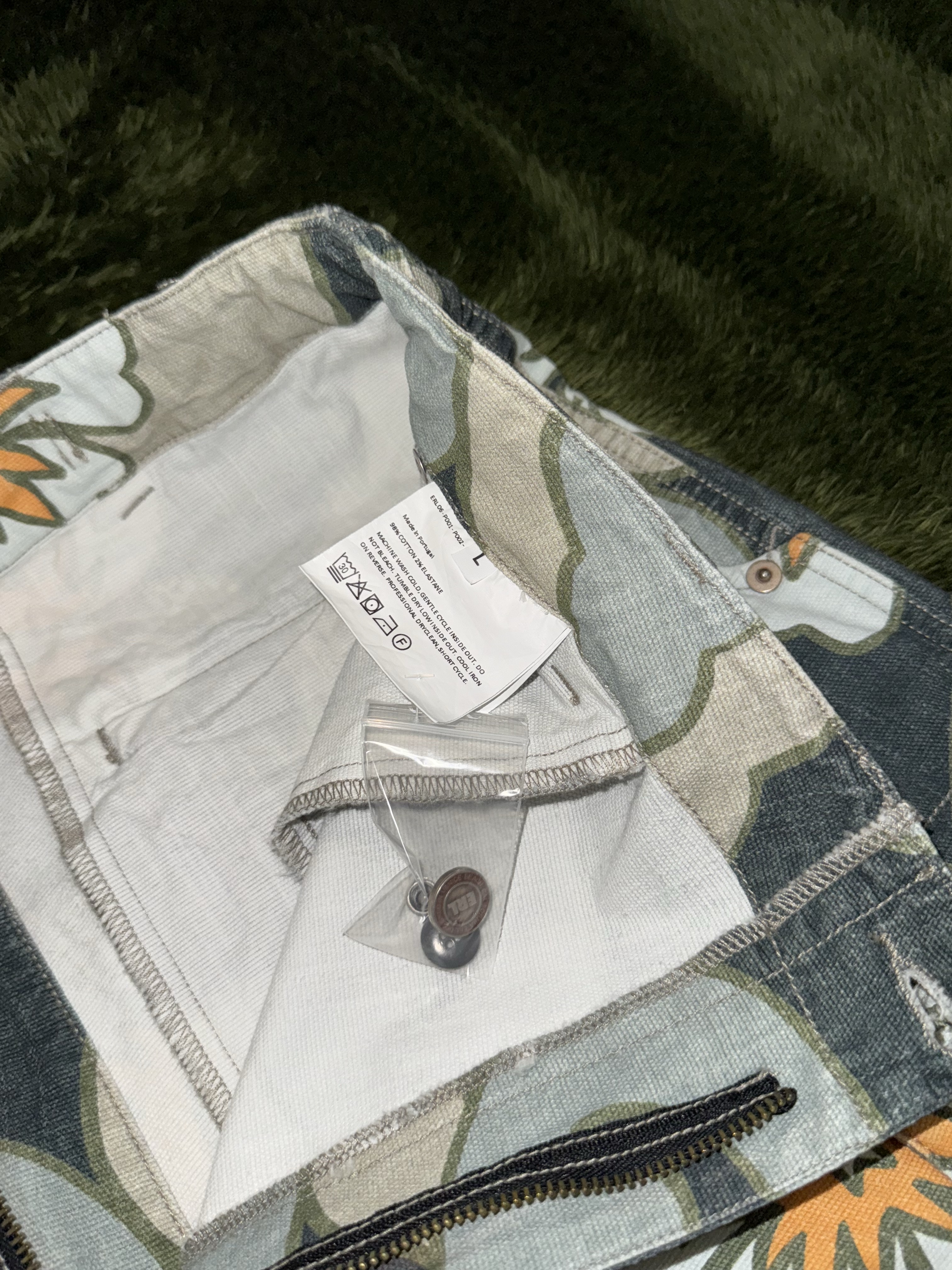 ERL Straight Floral Print Cargo Pants Gray Hibiscus 착용 스타일 - 4
