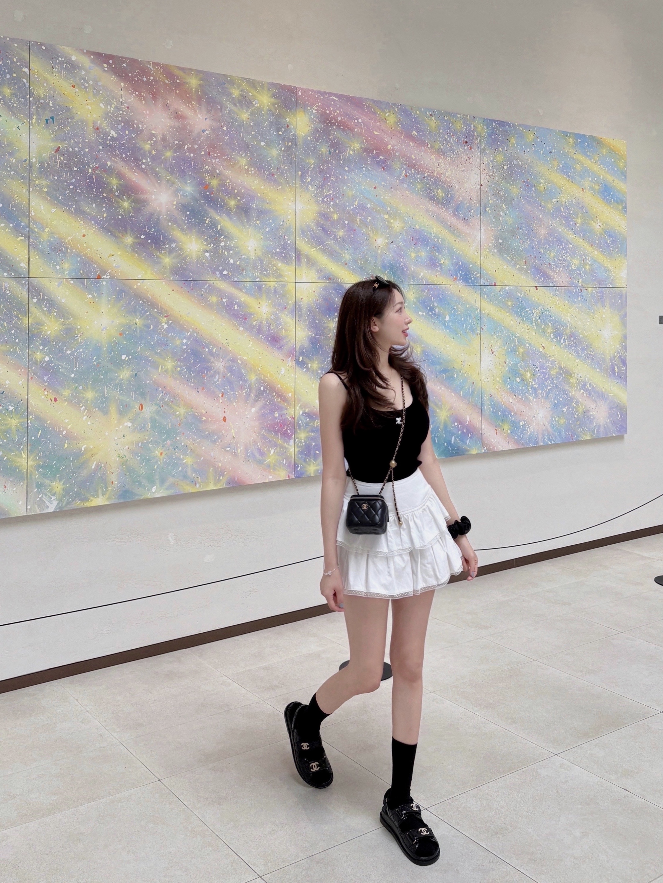(W) Courreges Knitted Tank Top Reedition Black, Chanel Small Vanity With Chain Lambskin & Gold Black (Inside Mirror) 착용 스타일 - 1