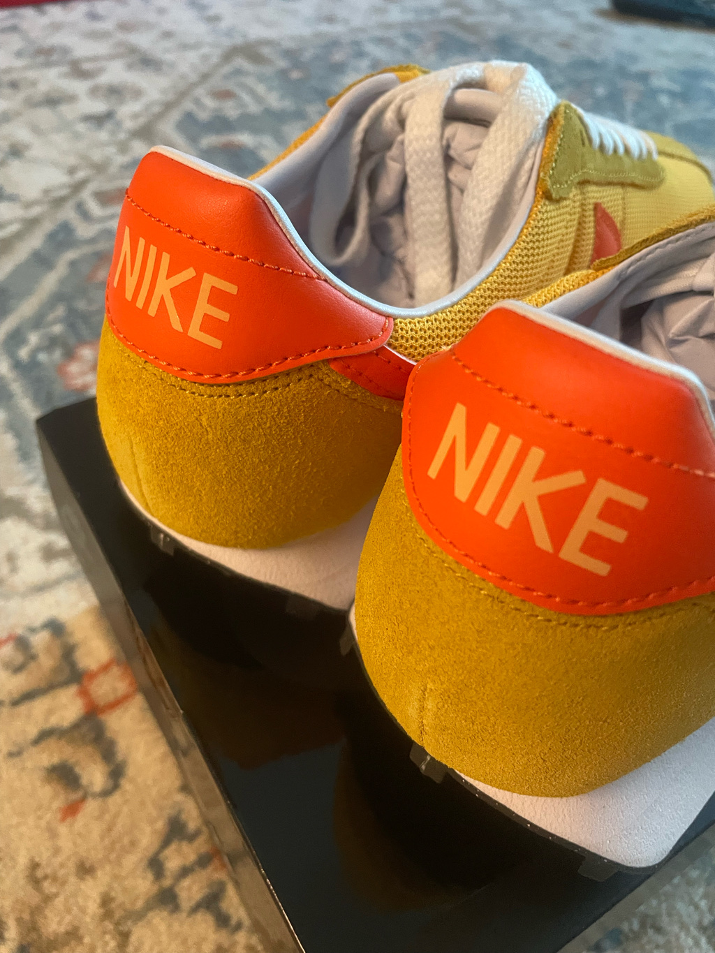 Nike LD-1000 SP University Gold and Safety Orange 착용 스타일 - 5