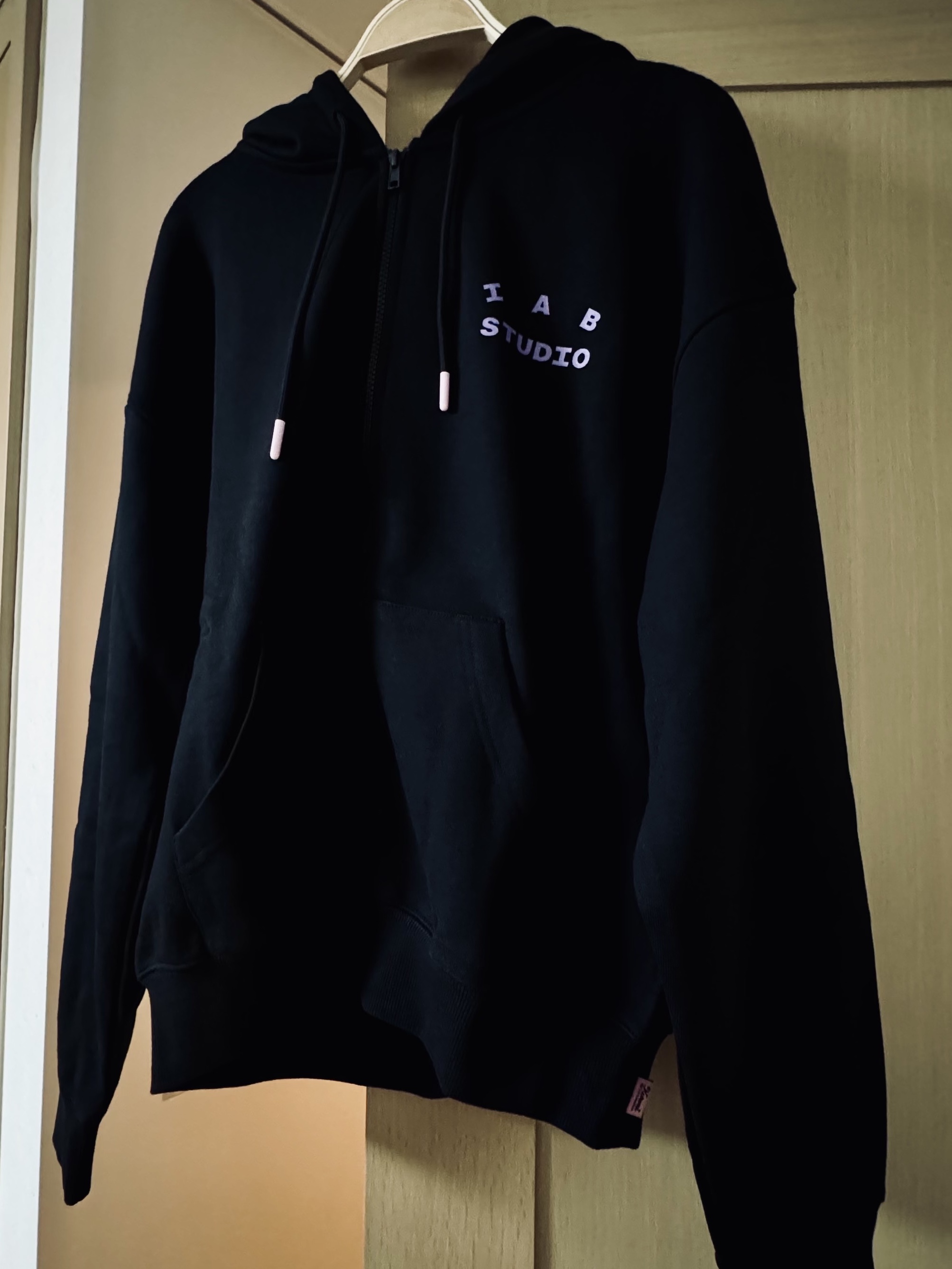IAB Studio Kuromi Zip-Up Hoodie Black 착용 스타일 - 2
