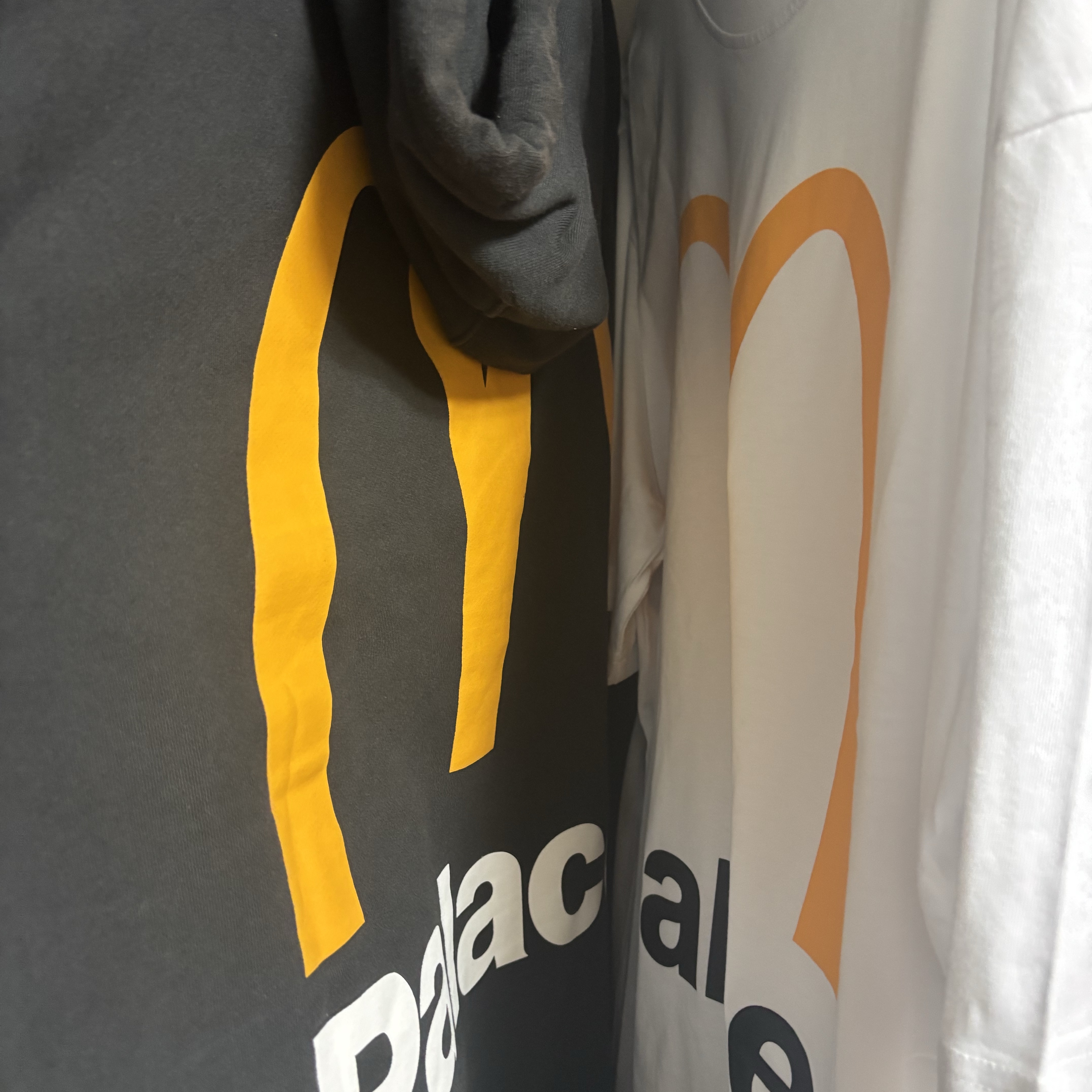 Palace x McDonald's Logo T-Shirt White - 23FW, Palace x McDonald's Logo Hood Black - 23FW 착용 스타일