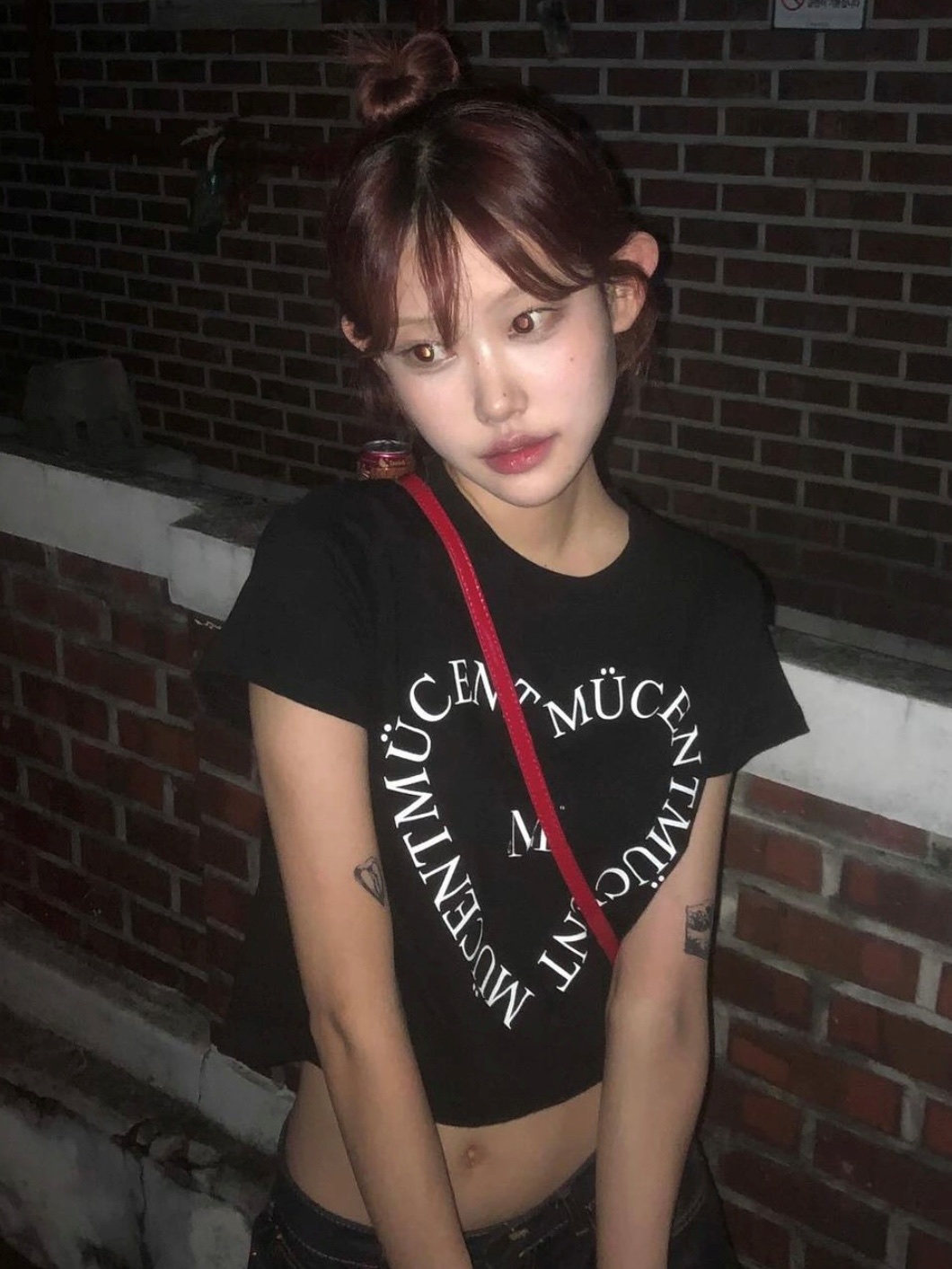 MUCENT Heart Lettering Half T Black White Printed 착용 스타일