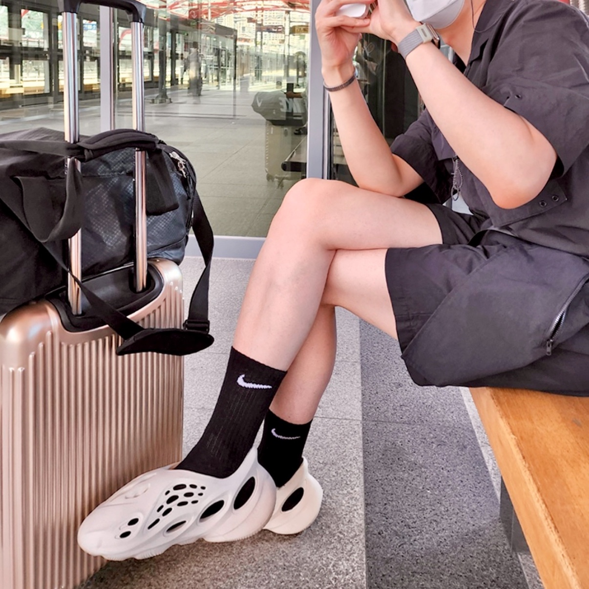 Adidas Yeezy Foam RNNR Ararat 착용 스타일 - 1