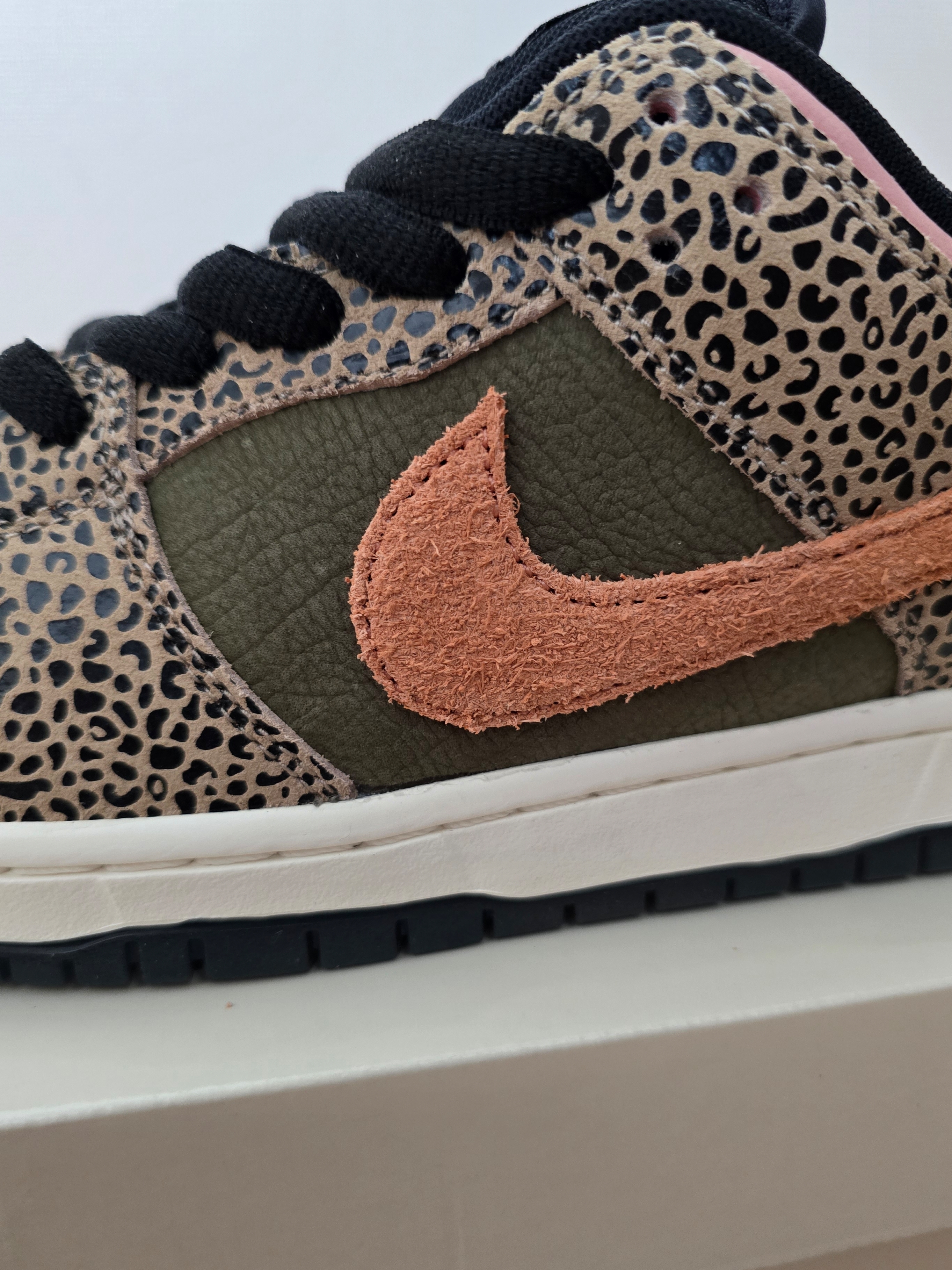 Nike x Arts-Rec Skateshop SB Dunk Low Pro Rust Pink and Rough Green 착용 스타일 - 1