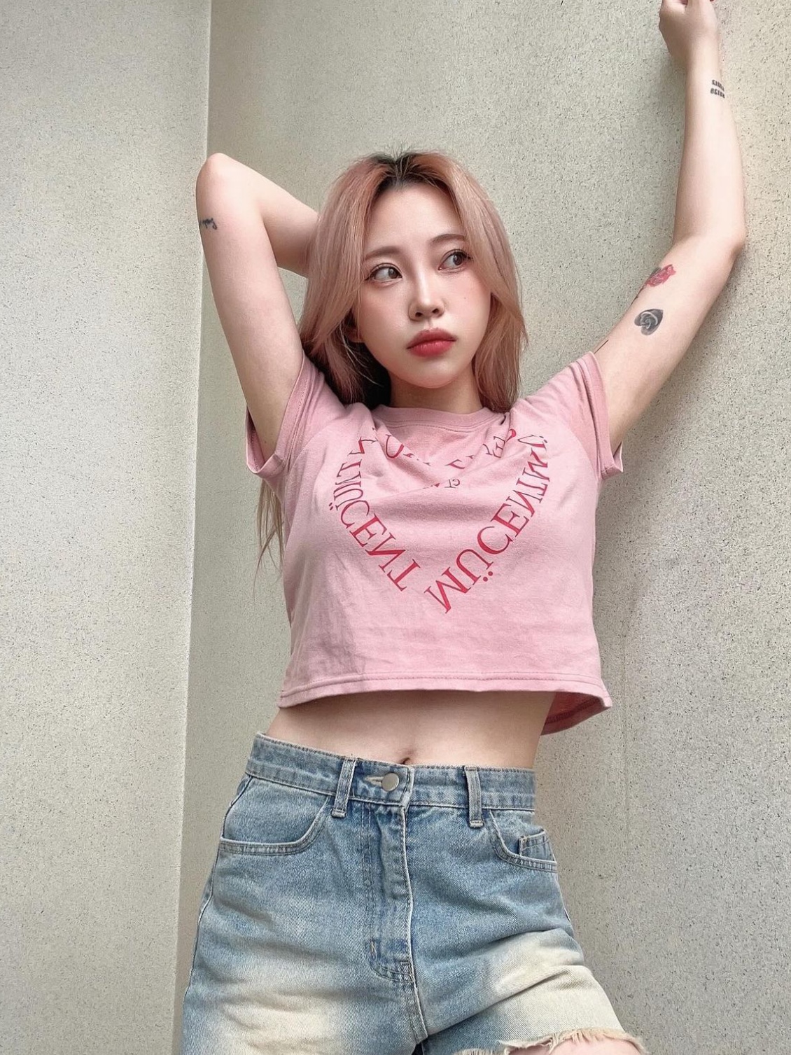 MUCENT Heart Lettering Half T Indi Pink 착용 스타일 - 1